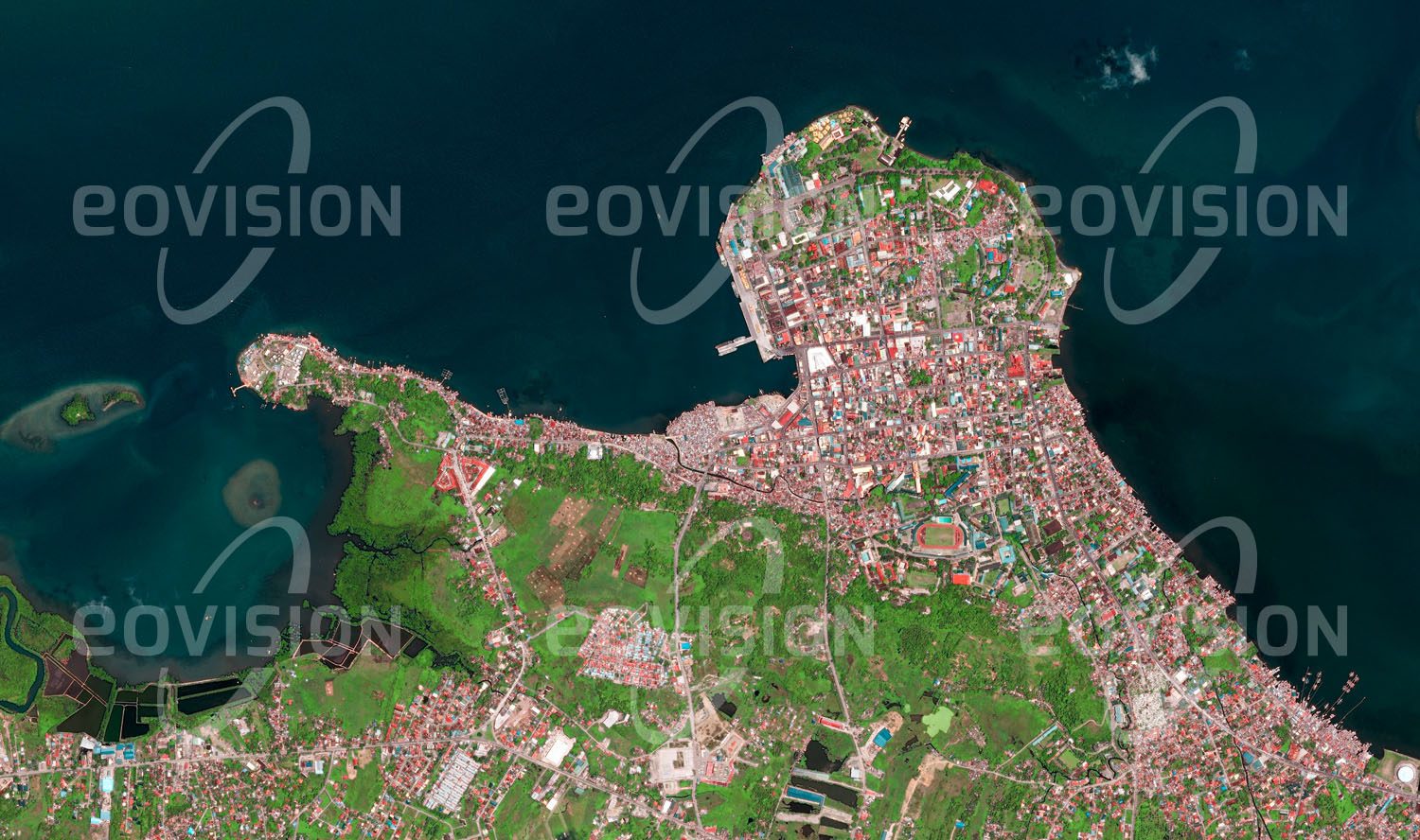 Das Satellitenbild 'TACLOBAN APRIL 2013, Philippinen' ist dem Bildband "Cities - Brennpunkte der Menschheit" entnommen. Tacloban ist die größte Stadt auf der philippinischen Insel Leyte. Als Hauptstadt der gleichnamigen Provinz war sie sogar kurze Zeit die Hauptstadt der Philippinen. Im tropischen Klima der Region sind die Einwohner der Stadt, die unter anderem vom Export von Kopra leben, an die Stürme und heftigen Niederschläge während der Monsunperiode gewöhnt.