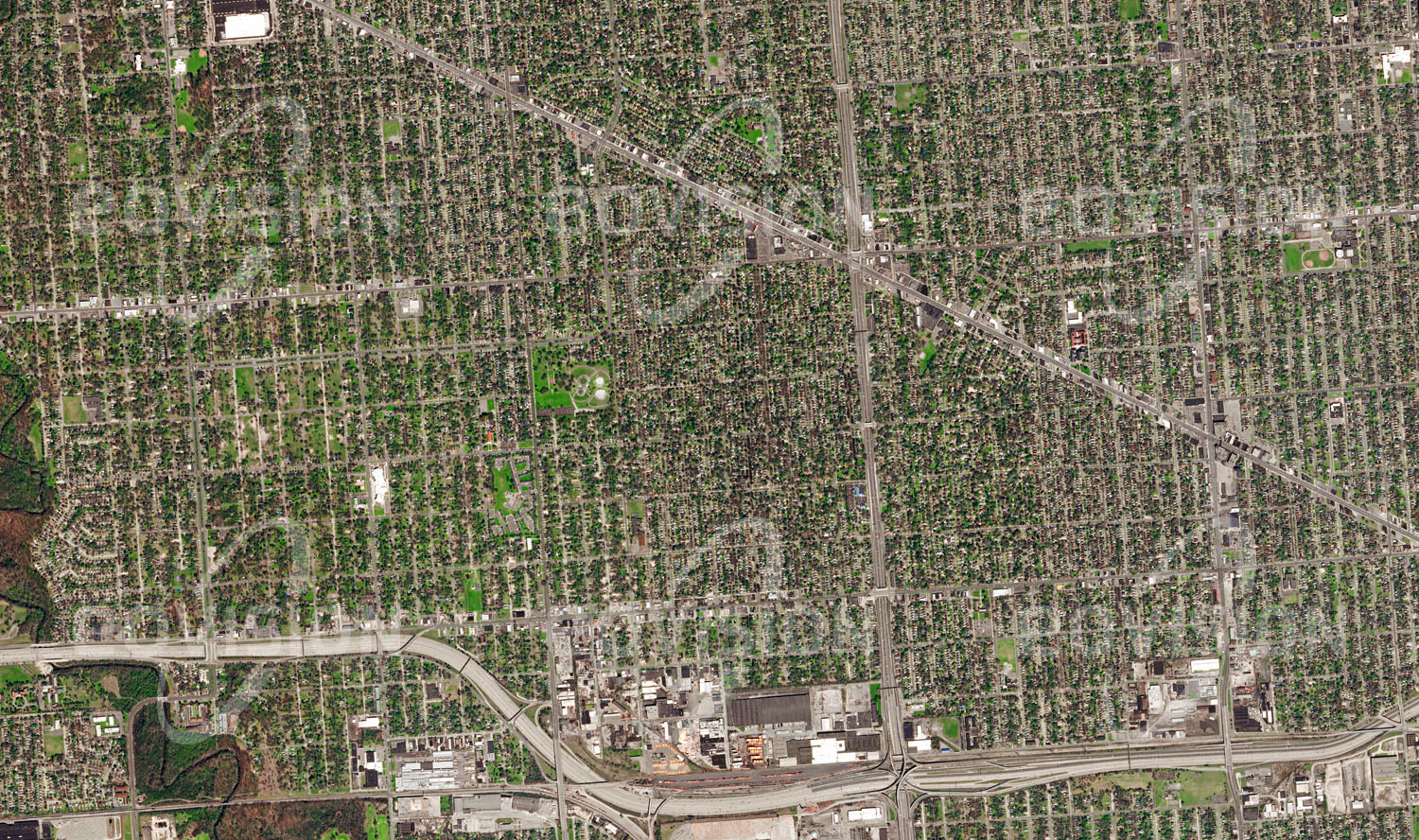 Das Satellitenbild 'DETROIT, USA' ist dem Bildband "Cities - Brennpunkte der Menschheit" entnommen. Das in Michigan, USA, gelegene Detroit wurde häufig als „The Motor City“ bezeichnet, ein Beiname, der auf die Gründe sowohl des Aufstiegs als auch des Niedergangs der Stadt hinweist. Der Arbeitskräftebedarf der hier angesiedelten Automobilindustrie führte bis in die 1950er Jahre zu einem raschen Wachstum auf 1,85 Millionen Einwohner. Dieser Trend wurde durch die Probleme in der Industrie und durch Abwanderung in die Vorstädte umgekehrt. Dass heute in Detroit weniger als 680.000 Einwohner leben, wird im Satellitenbild durch die ausgedünnte Bebauung sichtbar. Im gleichen Zeitraum wuchs die Metro