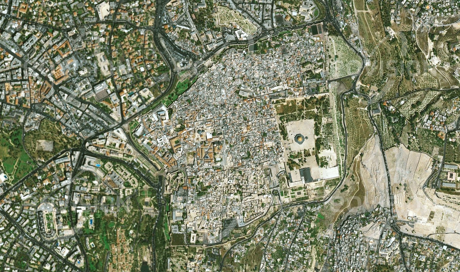 Das Satellitenbild 'JERUSALEM, Israel' ist dem Bildband "Cities - Brennpunkte der Menschheit" entnommen. Meist sind es Städte, die als Orte der Begegnung auch Kristallisationspunkte für die Entwicklung von Weltanschauungen und Religionen sind. Jerusalem ist ein Beispiel einer derartigen Stadt. Über die Jahrhunderte hinweg stand es immer wieder im Zentrum religiöser Aufbrüche von Juden, Christen und Muslimen. Die Stadt erlebt allerdings auch die Schattenseiten dieser Rolle, die oft genug aus Intoleranz und daraus folgenden Konflikten bis hin zu Kriegen entstehen. Eine Folge dieser Konflikte ist im Satellitenbild darin zu erkennen, dass die Daten von Teilen der Stadt aus Sicherheitsgründen nur mit