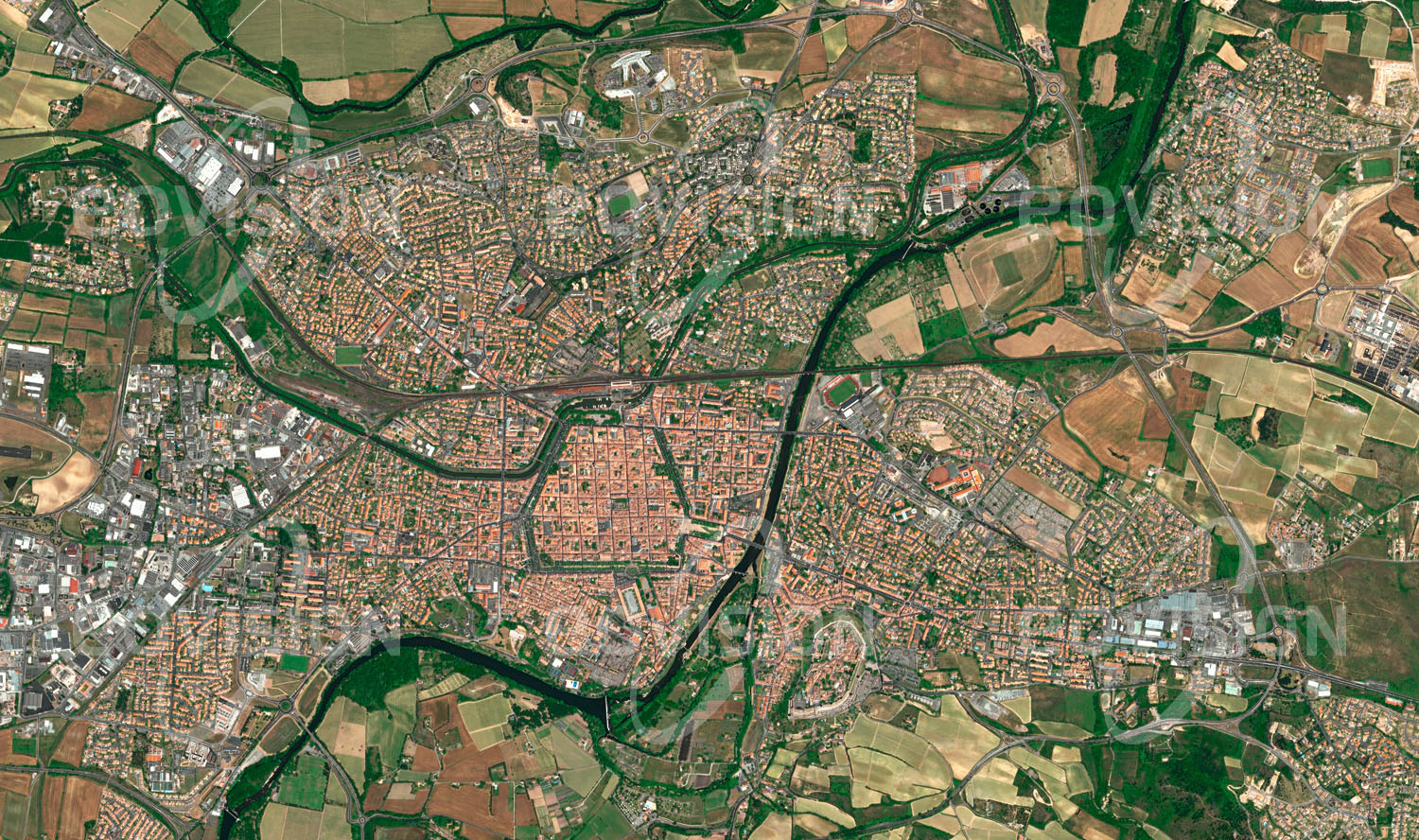 Das Satellitenbild 'CARCASSONNE, Frankreich' ist dem Bildband "Cities - Brennpunkte der Menschheit" entnommen. Die südfranzösische Kleinstadt Carcassonne blickt auf eine wechselvolle Geschichte zurück, zu der die Westgoten, Belagerungen durch Sarazenen und der Albigenserkreuzzug gehören. Ausgangspunkt der Stadtentwicklung war der Burgberg, dessen strategische Lage schon in gallisch-römischer Zeit genützt wurde. Um die mittelalterliche Stadt, die von einer drei Kilometer langen, doppelten Mauer geschützt ist, erstrecken sich im Tal der Aude die neueren Stadtviertel.