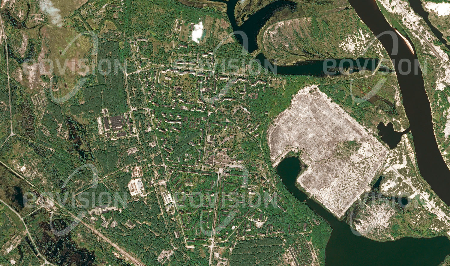 Das Satellitenbild 'PRYPJAT, Ukraine' ist dem Bildband "Cities - Brennpunkte der Menschheit" entnommen. Das ukrainische Prypjat ist ein prominentes Beispiel für negative Einflüsse des Menschen auf seine Umwelt. Die 1970 für die Arbeiter des vier Kilometer entfernten Kernkraftwerks Tschernobyl gegründete Stadt musste 1986 nach der nuklearen Katastrophe im Kraftwerk aufgegeben werden. Zu diesem Zeitpunkt hatte Prypjat fast 50.000 Einwohner. Das Satellitenbild zeigt, wie die Natur das Gebiet der Stadt zurückerobert. Einige Straßen wurden dekontaminiert, um Touristen den Besuch der Stadt zu ermöglichen