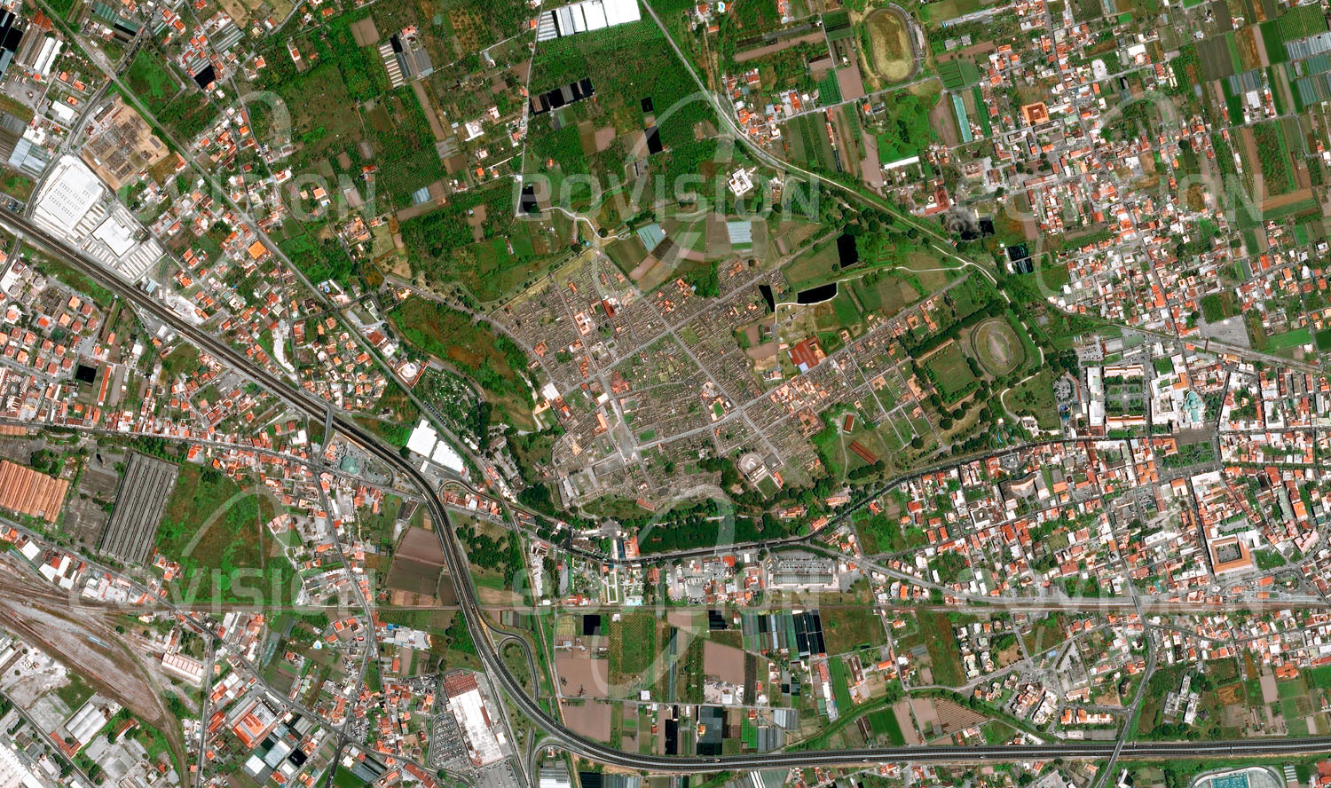 Das Satellitenbild 'POMPEJI, Italien' ist dem Bildband "Cities - Brennpunkte der Menschheit" entnommen. Die römische Stadt Pompeji wurde im Jahr 79 mit einem Schlag durch den Ausbruch des nahe gelegenen Vesuvs zerstört. Dabei wurde die Stadt durch eine meterdicke Ascheschicht zugedeckt und zu einem großen Teil konserviert. Über die folgenden Jahrhunderte wurde diese Fläche landwirtschaftlich genutzt. Bei Ausgrabungen, die etwa Mitte des 18. Jahrhunderts begannen, wurden detaillierte Einblicke in die römische Lebensweise gewonnen. Heute stellt Pompeji einen wichtigen touristischen Anziehungspunkt dar.