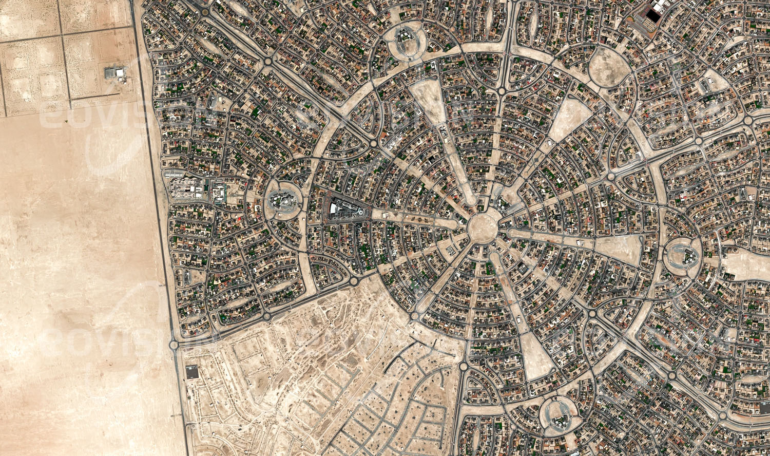 Das Satellitenbild 'NEW AL FALAH - ABU DHABI, Vereinigte Arabische Emirate' ist dem Bildband "Cities - Brennpunkte der Menschheit" entnommen. Mit New Al Falah wurde in Abu Dhabi auf mehr als 12 Quadratkilometern Fläche ein neuer Stadtteil aus dem Boden gestampft. Mehr als 5000 Villen wurden im Rahmen des Projekts entwickelt. Der Grundriss des Viertels folgt einem streng geometrischen Rosettenmuster. Derartige, vom oft verwendeten Rechteckraster abweichende Grundrisse werden als ansprechender empfunden und deshalb gerade für Wohnviertel immer häufiger eingesetzt. [ZUM SHOP]