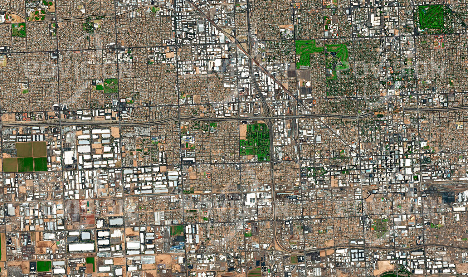 Das Satellitenbild 'PHOENIX, USA' ist dem Bildband "Cities - Brennpunkte der Menschheit" entnommen. Die von vier Millionen Menschen bewohnte Metropolregion von Phoenix im „Valley of the Sun“ ist streng geometrisch eingeteilt und für Autos optimiert. Mit dem Projekt „Reinvent Phoenix“ gibt es aber auch Ansätze für eine Stadtplanung, die den öffentlichen Verkehr bevorzugt, fußgängerorientiert ist und Nachhaltigkeit zum Ziel hat.