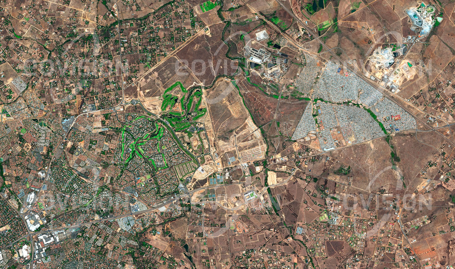 Das Satellitenbild 'DIEPSLOT - JOHANNESBURG, Südafrika' ist dem Bildband "Cities - Brennpunkte der Menschheit" entnommen. Diepslot, ein klar abgegrenztes, dreieckförmiges Township in Johannesburg, befindet sich in unmittelbarer Nähe zu Dainfern, einer noblen, eingezäunten Vorstadt zwischen Golfplätzen. Als Erbe der Apartheidpolitik sind die Bewohner von Diepslot auch heute noch weitgehend abgeschnitten vom wirtschaftlichen und kulturellen Leben der Stadt.