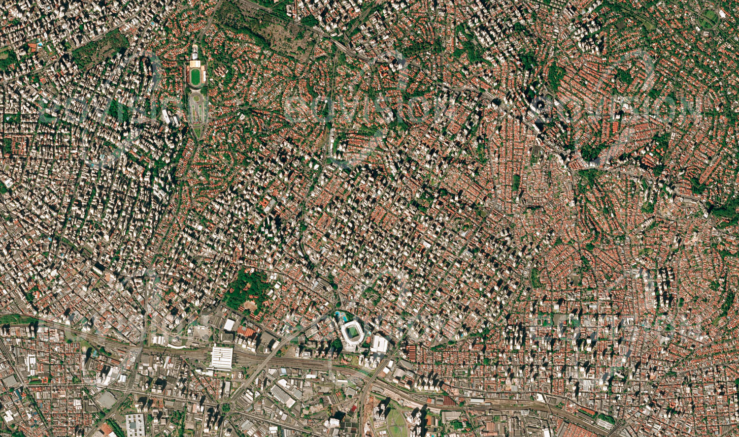 Das Satellitenbild 'SÃO PAULO, Brasilien' ist dem Bildband "Cities - Brennpunkte der Menschheit" entnommen. In der Metropolregion São Paulo leben 21 Millionen Menschen. Damit ist São Paulo die bevölkerungsreichste Stadt auf der Südhalbkugel. Der immense Bevölkerungsdruck seit Mitte des 20. Jahrhunderts bewirkte eine explosive unkontrollierte Expansion São Paulos, mit der die Stadtplanung nicht mithalten konnte. Ein Viertel der Menschen lebt in Elendsquartieren, sogenannten Favelas. Die Stadt kämpft mit Luft- und Wasserverschmutzung, Lärmbelästigung sowie Entsorgungsproblemen bei Müll und Abwasser.