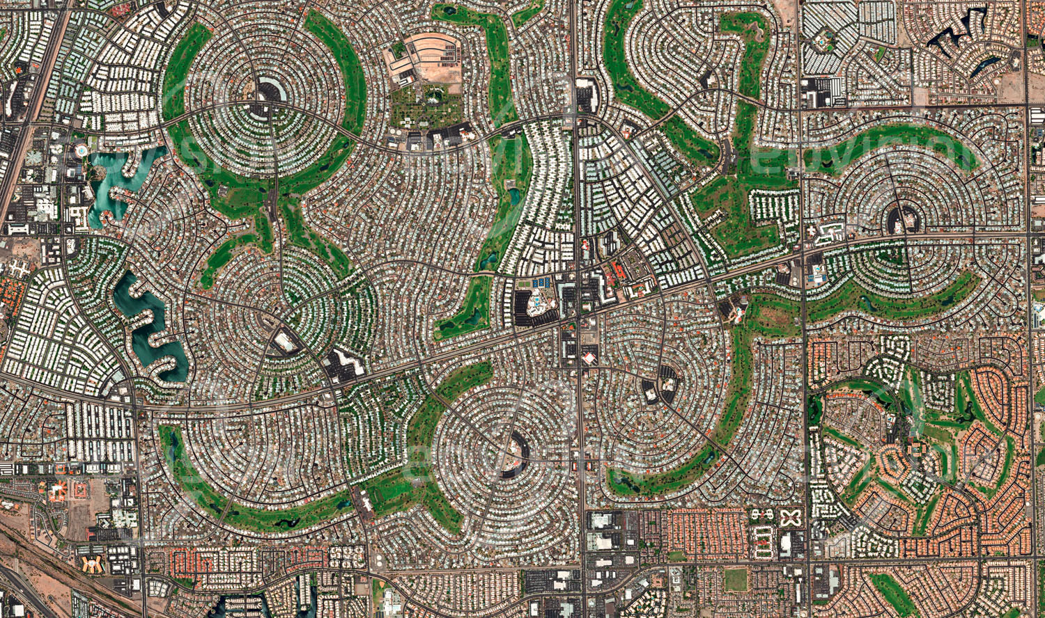 Das Satellitenbild 'SUN CITY, USA' ist dem Bildband "Cities - Brennpunkte der Menschheit" entnommen. Sun City ist der Prototyp einer amerikanischen Rentnerstadt. Hier dürfen nur Menschen wohnen, die über 55 Jahre alt sind. Die Architektur ist gekennzeichnet durch einstöckige Bungalows und die gesamte Infrastruktur ist auf die Bedürfnisse dieser Menschen ausgelegt. Lokale und Läden für den täglichen Bedarf sind barrierefrei und fußläufig erreichbar. Viele Menschen beteiligen sich ehrenamtlich in Bereichen wie Verwaltung, Kirchen oder Gesundheitswesen