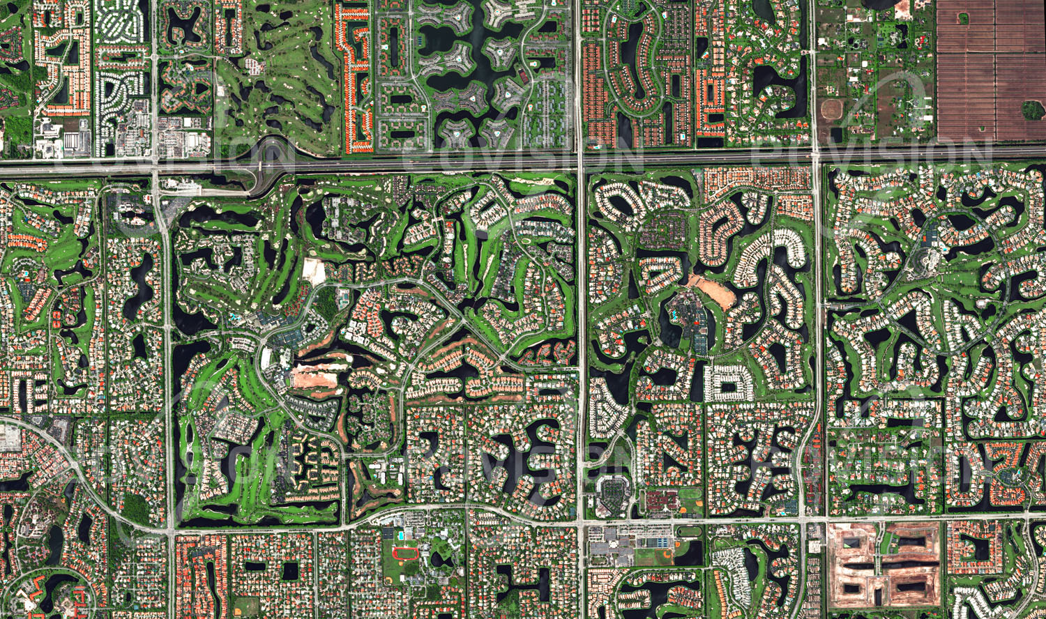 Das Satellitenbild 'BOCA RATON, USA' ist dem Bildband "Cities - Brennpunkte der Menschheit" entnommen. Am Rande der Everglades, einem riesigen Sumpfgebiet im Süden Floridas, befinden sich scheinbar endlos ausgedehnte Siedlungen, die den amerikanischen Traum vom Wohnen im eigenen Haus verkörpern. Durchzogen von Wasserflächen und Golfplätzen entstand hier ein einzigartiges Muster, das weite Teile der Städte entlang der Atlantikküste um Miami umfasst