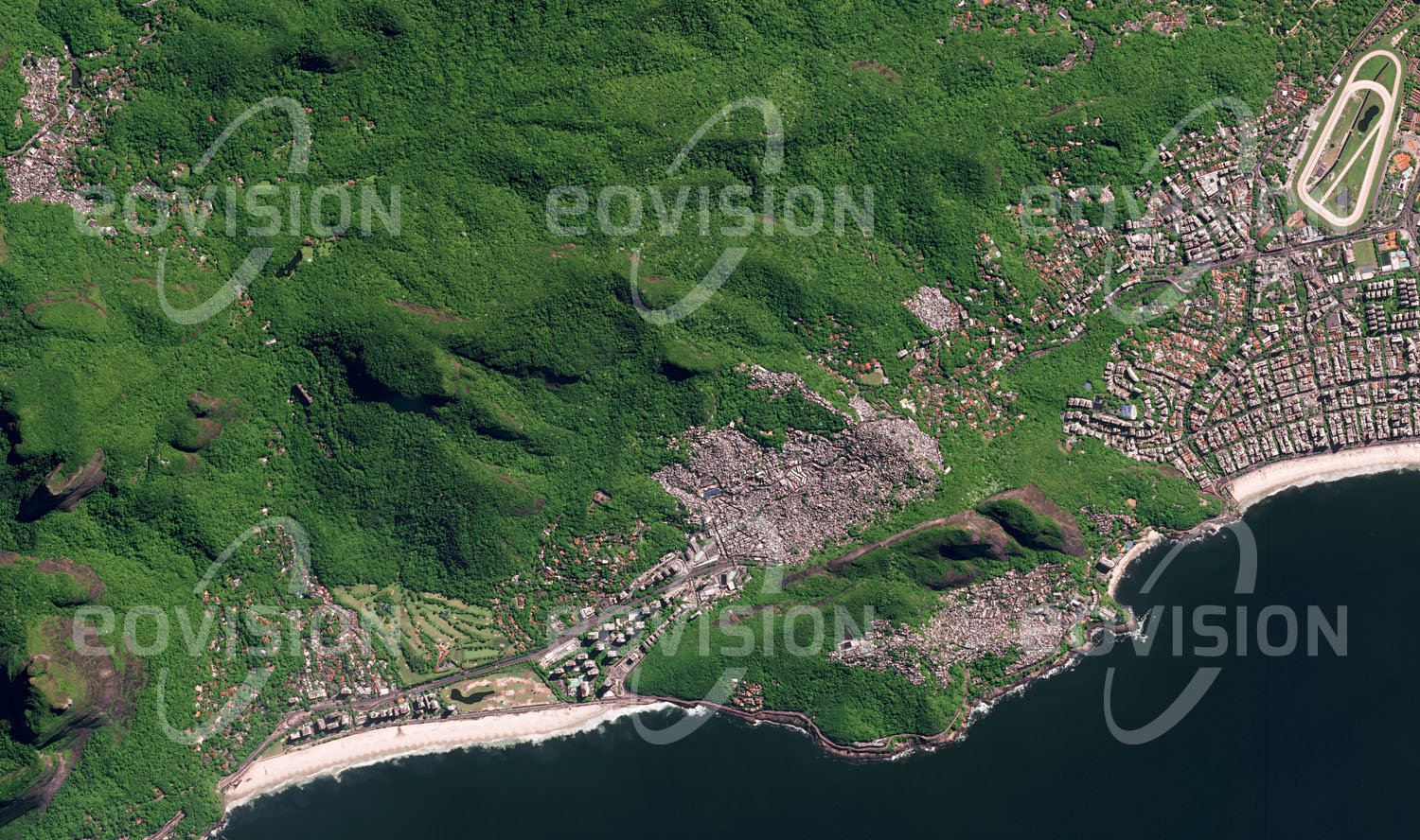 Das Satellitenbild 'ROCINHA, Brasilien' ist dem Bildband "Cities - Brennpunkte der Menschheit" entnommen. Auf einem steilen Berghang gelegen überblickt Rocinha den Strand und die noblen Viertel im Süden von Rio de Janeiro. Ursprünglich als informelle Siedlung entstanden, stehen hier heute weitgehend Wohnhäuser mit legalisierten Wohnverhältnissen. Aufgrund der Sozialstruktur und der einfachen Bauweise der Gebäude wird es trotz Anerkennung als offizieller Stadtteil auch heute noch oft als Favela bezeichnet