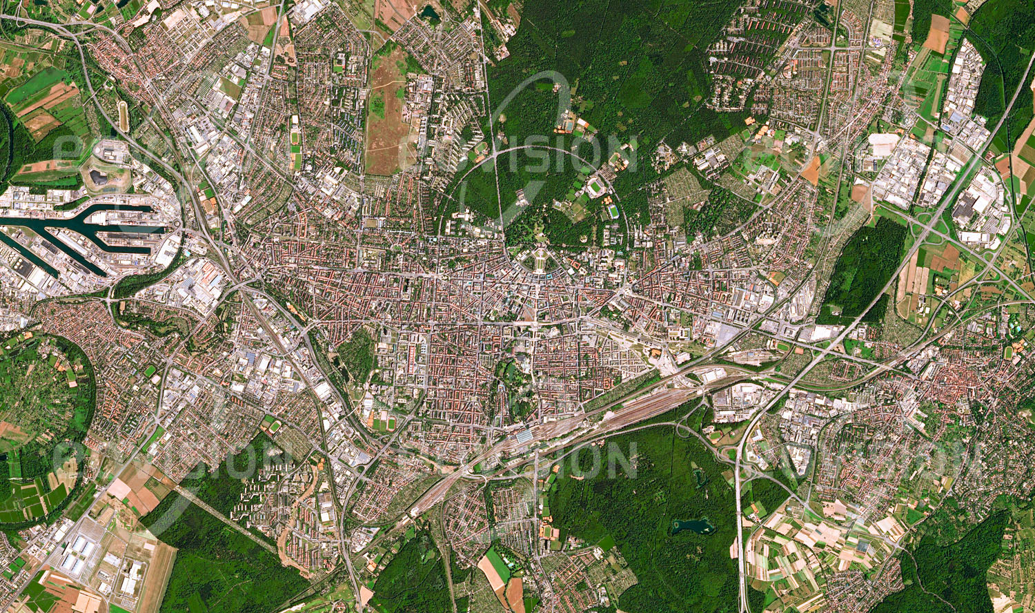 Das Satellitenbild 'KARLSRUHE, Deutschland' ist dem Bildband "Cities - Brennpunkte der Menschheit" entnommen. Wie Strahlen einer Kompassrose weisen 32 Straßen vom zentralen Schlossturm nach außen. Die heute noch erhaltene Stadtanlage wurde 1715 von Karl Wilhelm, Markgraf von Baden-Durlach, in Auftrag gegeben. Die mittelalterliche Enge seiner Residenz Durlach sollte einer neuen, in Anlage und Geist offenen Modellstadt weichen. Seine Vorstellungen davon formulierte er in einem Privilegienbrief, der ein modernes Staats- und Menschenbild zeigt, mit persönlichen und wirtschaftlichen Freiheiten, Gleichheit vor dem Recht und politischer Mitsprache.