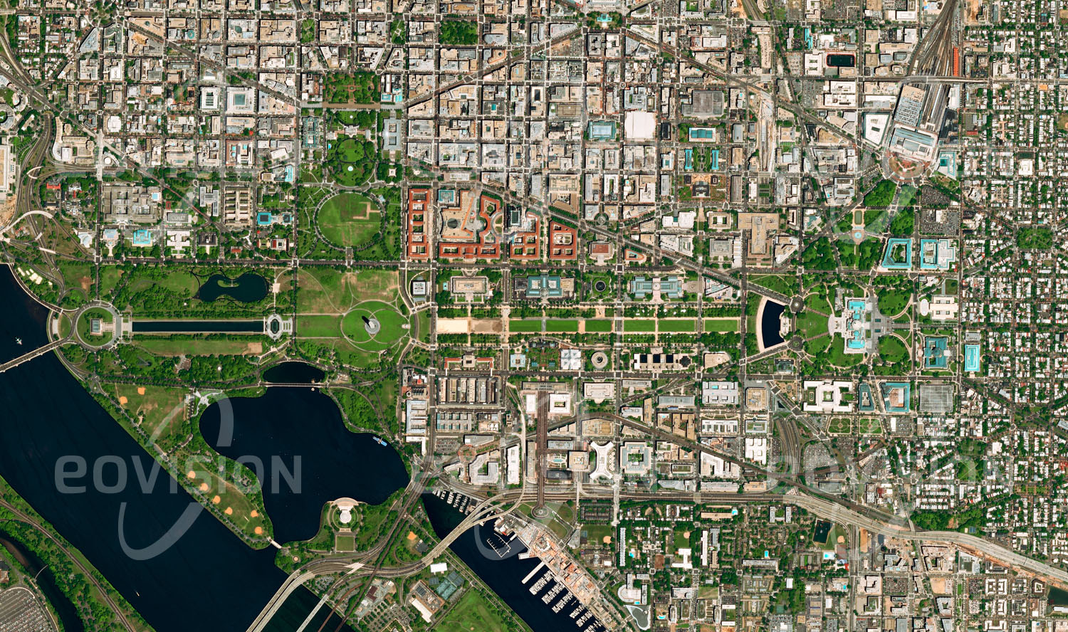 Das Satellitenbild 'WHITE HOUSE - WASHINGTON, USA' ist dem Bildband "Cities - Brennpunkte der Menschheit" entnommen. Washington D.C. ist ein dem US-Kongress direkt unterstelltes Gebiet, in dem mit dem Weißen Haus, dem Kapitol und dem Obersten Gerichtshof die Spitzen aller verfassungsmäßigen Gewalten der USA ihren Sitz haben.