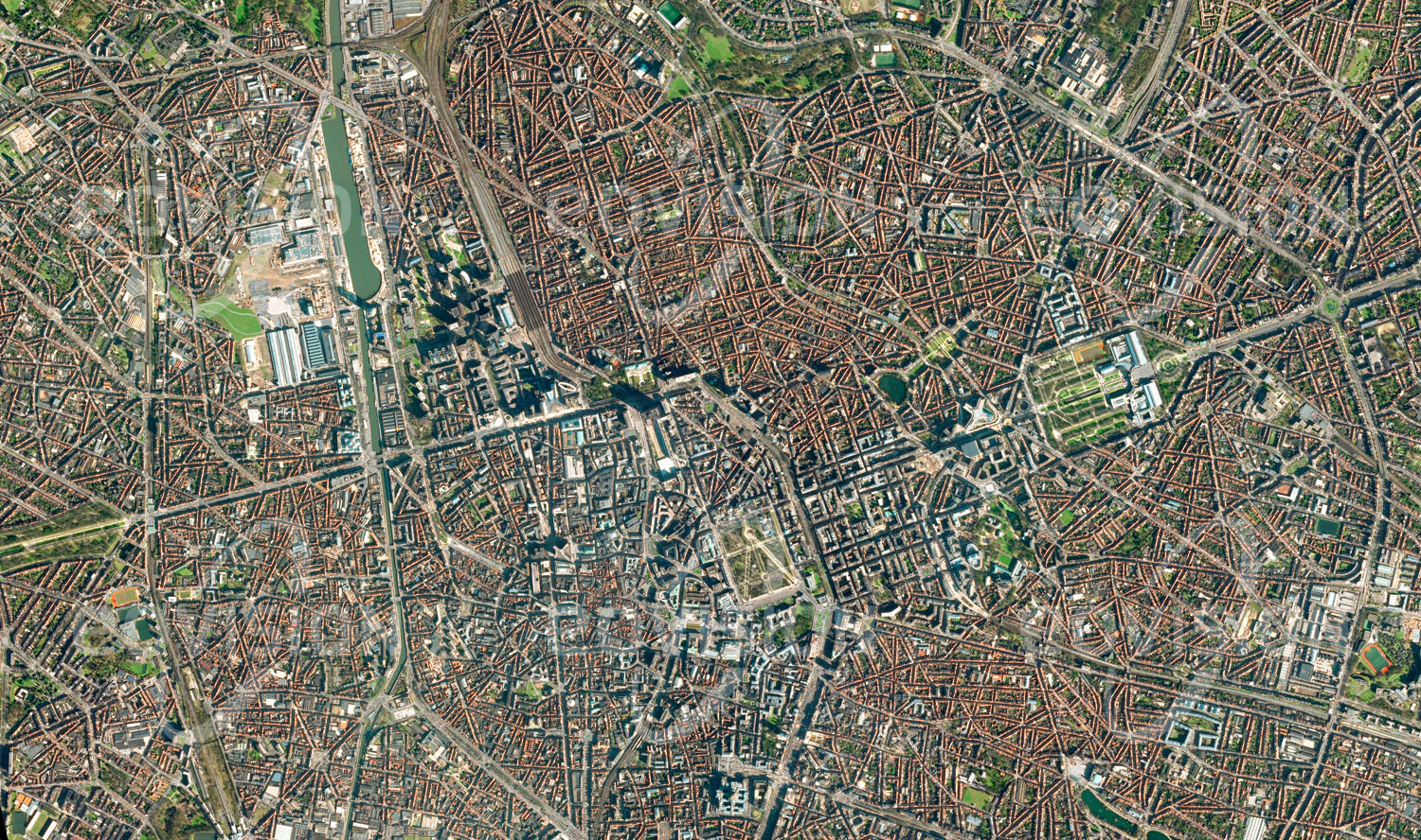 Das Satellitenbild 'BRUSSELS, Belgien' ist dem Bildband "Cities - Brennpunkte der Menschheit" entnommen. Die belgische Hauptstadt Brüssel ist nicht die größte Hauptstadt Europas. Zum Teil gerade deshalb, aber auch wegen ihrer zentralen Lage wurde sie 1958 zur Hauptstadt der Europäischen Wirtschaftsgemeinschaft EWG und später der Europäischen Union. Im Jahr 1967 wurde hier auch der Sitz der NATO eingerichtet. Charakteristische Bauten im Stadtzentrum, die mit diesen Funktionen zusammenhängen, sind das kreuzförmige Gebäude der Europäischen Kommission und das elliptische Europäische Parlament.