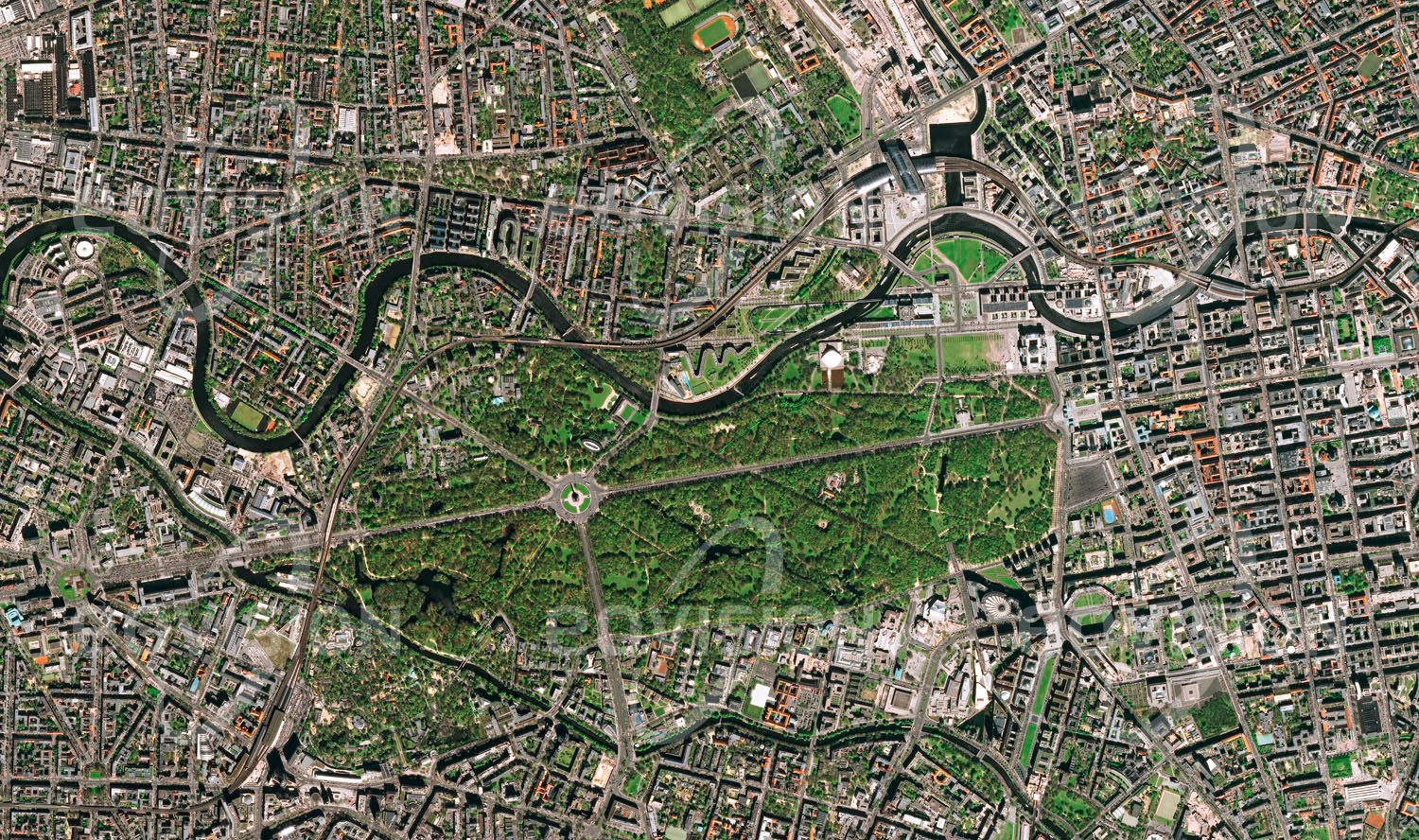 Das Satellitenbild 'BERLIN, Deutschland' ist dem Bildband "Cities - Brennpunkte der Menschheit" entnommen. Durch die Teilung der Stadt nach dem Zweiten Weltkrieg hatte die ursprüngliche Reichshauptstadt Berlin viel von ihrer Bedeutung verloren und war über Jahrzehnte in ihrer Entwicklung beschränkt. Als die Stadt nach der Wiedervereinigung im Jahr 1990 zur deutschen Hauptstadt wurde, setzte eine Entwicklung ein, die mit einem deutlichen Bevölkerungswachstum auf derzeit etwa 3,5 Millionen Einwohner einherging. Die gewachsene Bedeutung der Stadt wird auch durch das neu errichtete Regierungsviertel nördlich des Tiergartens deutlich