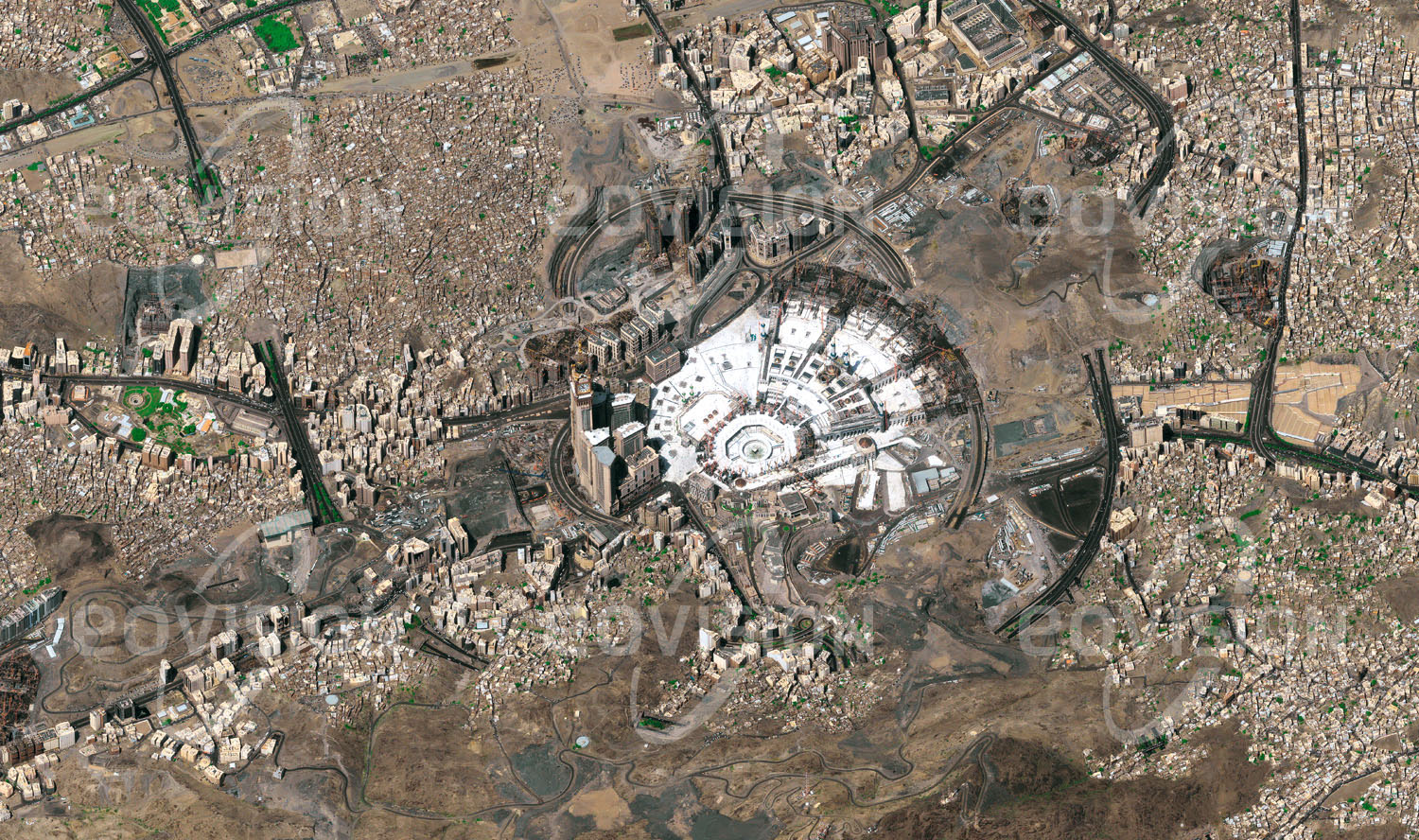 Das Satellitenbild 'MAKKAH, Saudi-Arabien' ist dem Bildband "Cities - Brennpunkte der Menschheit" entnommen. In der saudi-arabischen Stadt Makkah (Mekka), Geburtsort Mohammeds, steht die Al-Haram-Moschee, mit der Kaaba die heiligste Stätte der islamischen Welt. Sie wird jährlich von 15 Millionen Pilgern besucht, mehr als zwei Millionen kommen allein während der Hadsch. Die Moschee wird derzeit auf ein Fassungsvermögen von 1,2 Millionen Menschen erweitert. Im Zuge der umfangreichen Bautätigkeiten der vergangenen Jahre wurden zahlreiche historische Gebäude zerstört.