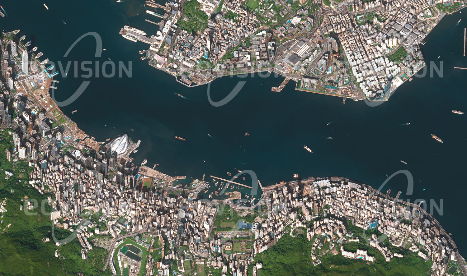 Das Satellitenbild 'HONGKONG, China' ist dem Bildband "Cities - Brennpunkte der Menschheit" entnommen. Mit seiner isolierten Lage zwischen China und dem Ozean seit seiner Besetzung durch die Briten im Jahr 1841 war Hongkong ein wichtiger Handelsstützpunkt im Fernen Osten. Dazu trugen auch einige Sonderregelungen zur Handelsliberalisierung bei. Während die Produktionsbetriebe weitgehend aus Hongkong verschwunden sind, ist die Stadt ein wichtiges Handels- und Dienstleistungszentrum geblieben. Besonders bedeutend ist Hongkong als Finanzplatz.