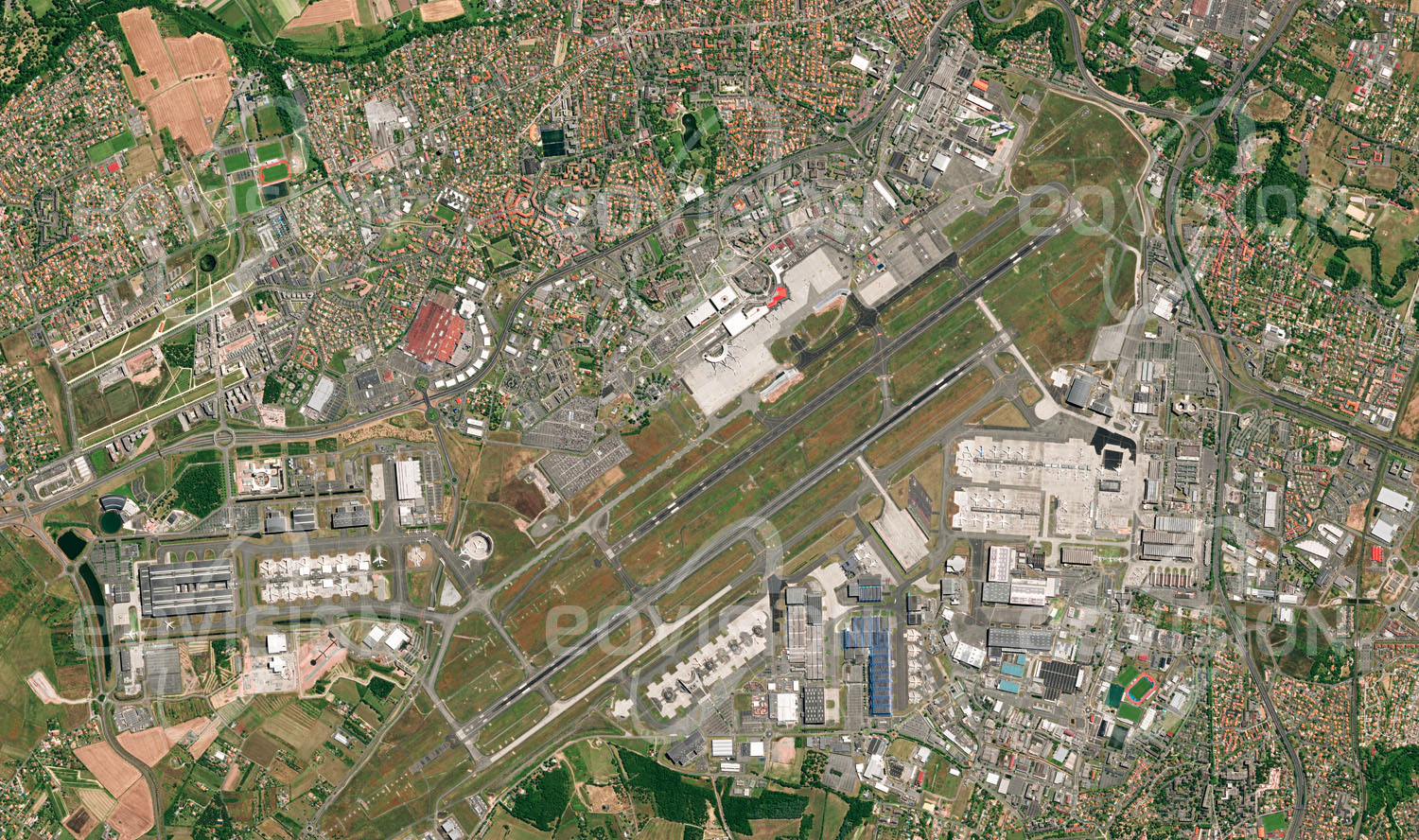 Das Satellitenbild 'TOULOUSE - AIRBUS, Frankreich' ist dem Bildband "Cities - Brennpunkte der Menschheit" entnommen. Schon in der Pionierzeit der Luftfahrt wurden in der Nähe der französischen Stadt Flugzeuge entwickelt. Im Ersten Weltkrieg wurde hier, fern der Kriegsfront, die Flugzeugproduktion konzentriert. Seit den 1960er Jahren entwickelte sich Toulouse zum Luftfahrtzentrum, hier wurde auch die Concorde gebaut. Heute beschäftigt die Luft- und Raumfahrt mehr als 34.000 Menschen. Wichtigster Arbeitgeber ist Airbus, dessen Hauptquartier und Montagehallen um den Flughafen Toulouse-Blagnac angeordnet sind.