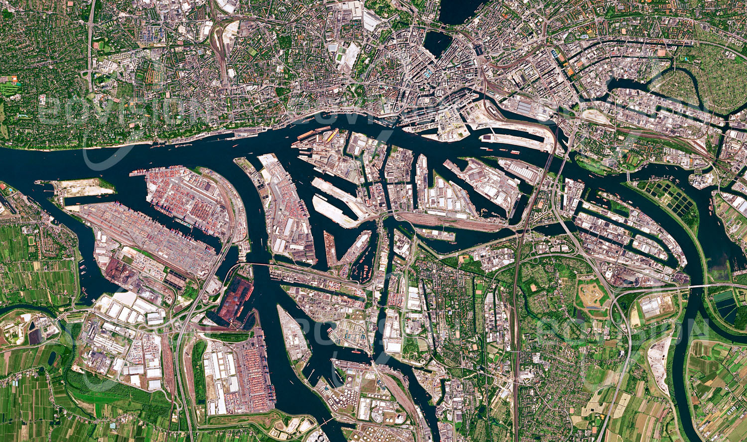 Das Satellitenbild 'HAMBURG, Deutschland' ist dem Bildband "Cities - Brennpunkte der Menschheit" entnommen. Die Geschichte Hamburgs ist wegen seiner Lage im Mündungsgebiet der Elbe aufs Engste mit dem Seehandel verknüpft. Als Hansestadt spielte Hamburg über Jahrhunderte eine wichtige Rolle im nordeuropäischen Handel, später war es das Tor Deutschlands nach Übersee, sowohl für den Handel als auch für Auswanderer in die USA. Die Bedeutung des Seehandels für die Stadt wird deutlich, wenn man die Fläche der Altstadt mit jener der Hafenanlagen vergleicht