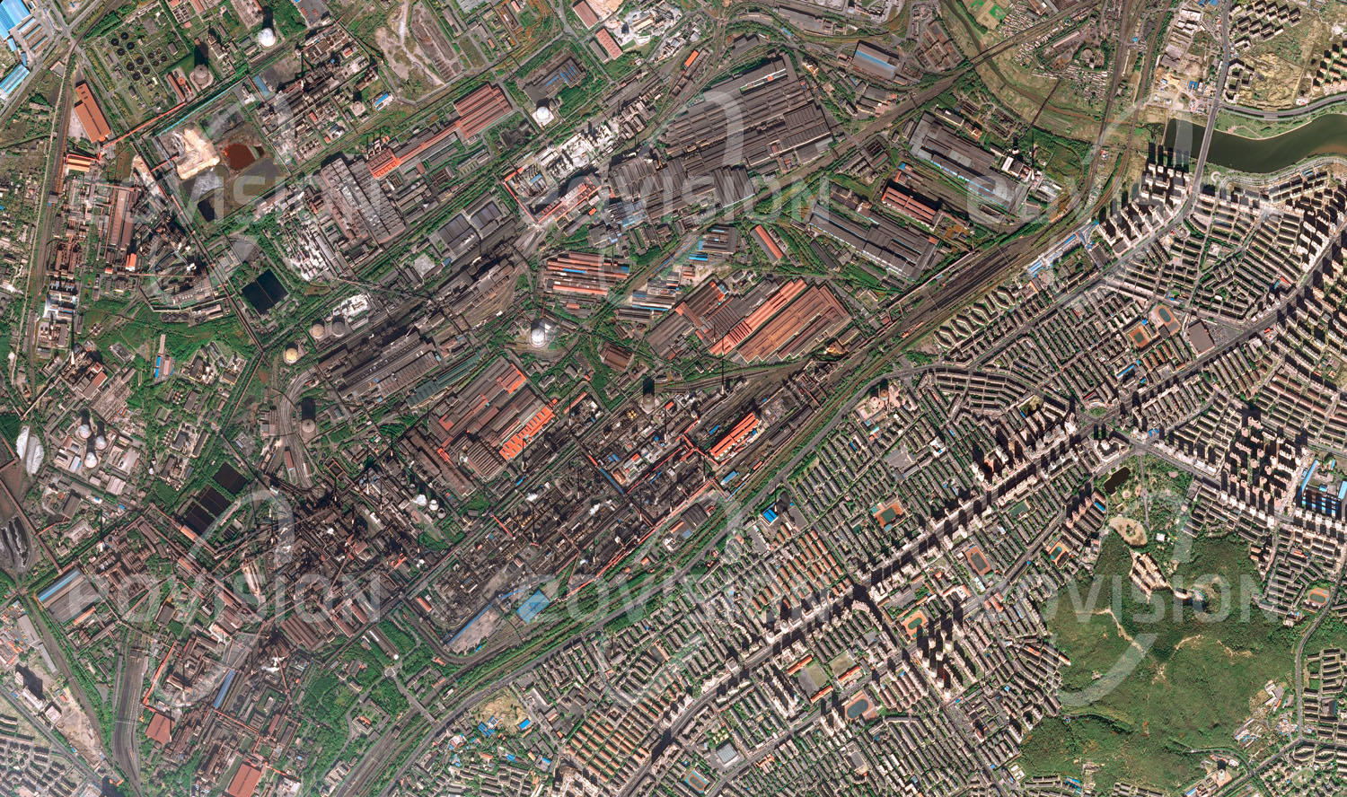 Das Satellitenbild 'ANSHAN, China' ist dem Bildband "Cities - Brennpunkte der Menschheit" entnommen. Die Stadt Anshan im Nordosten Chinas hat sich im Lauf des vergangenen Jahrhunderts zum zweitgrößten Stahl-Industriekomplex des Landes entwickelt. Hier werden Kohle und Eisenerz verarbeitet, die in der mineralienreichen Region gefördert werden. Die Industrieanlagen bedecken eine ausgedehnte Fläche, die direkt an die Wohngebiete der Stadt grenzt