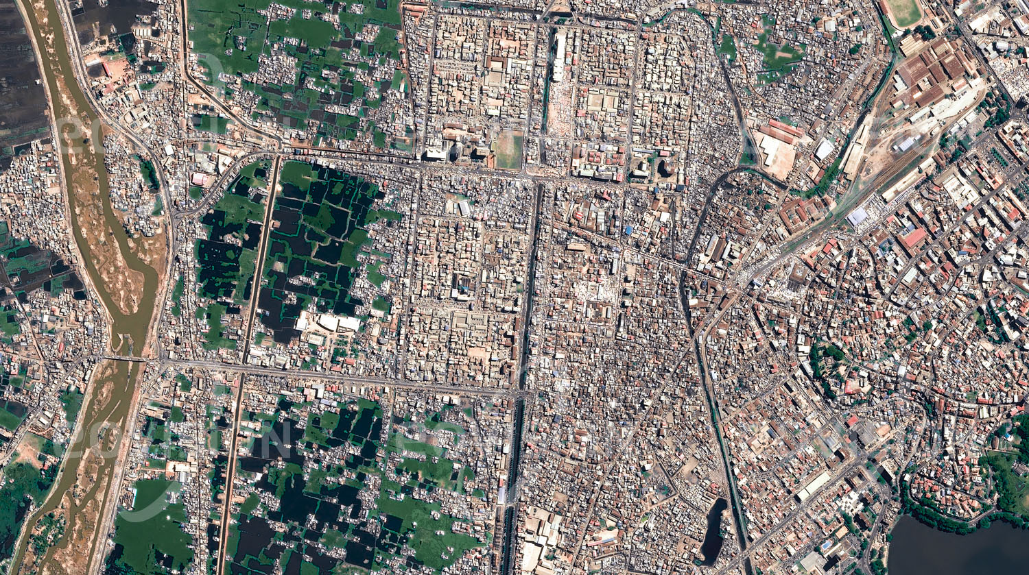 Das Satellitenbild 'ANTANANARIVO, Madagaskar' ist dem Bildband "Cities - Brennpunkte der Menschheit" entnommen. Während die Städte der entwickelten Welt zunehmend von der Lieferung von Nahrungsmitteln aus immer größeren Entfernungen abhängig sind, reichen in der madagassischen Hauptstadt Antananarivo auch heute noch die Reisfelder bis in die Vorstädte.