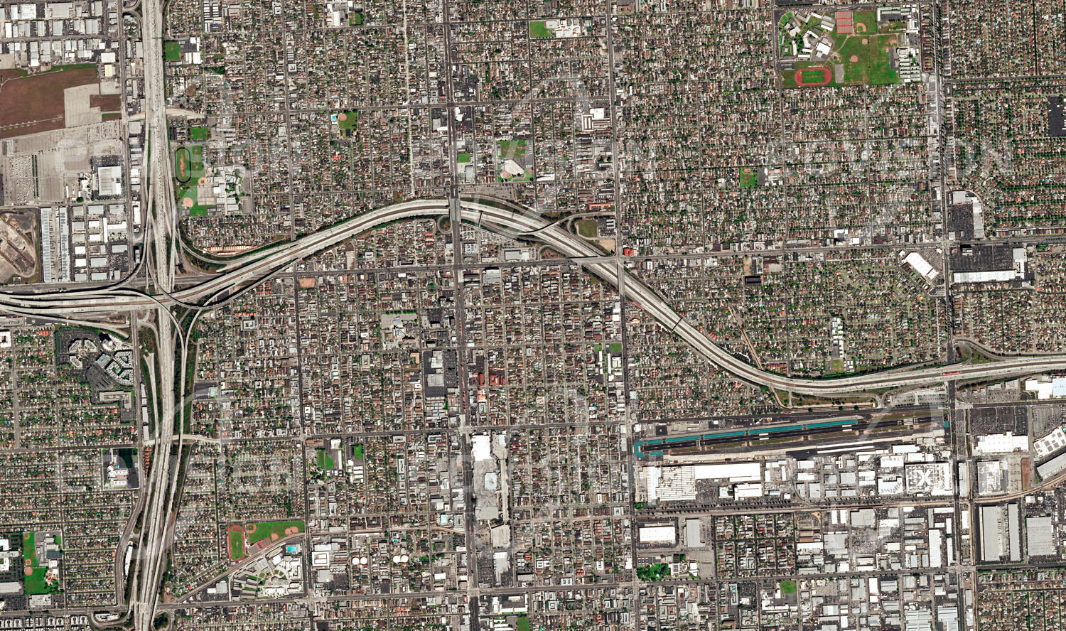 Das Satellitenbild 'LOS ANGELES, USA' ist dem Bildband "Cities - Brennpunkte der Menschheit" entnommen. Die kalifornische Stadt Los Angeles ist fast vollständig auf den Autoverkehr ausgerichtet. Ein Netzwerk von vielspurigen Highways durchzieht die Stadt, die wegen der hier vorherrschenden Erdbebengefahr nur wenige Hochhäuser aufweist und sich daher über eine sehr große Fläche ausdehnt.