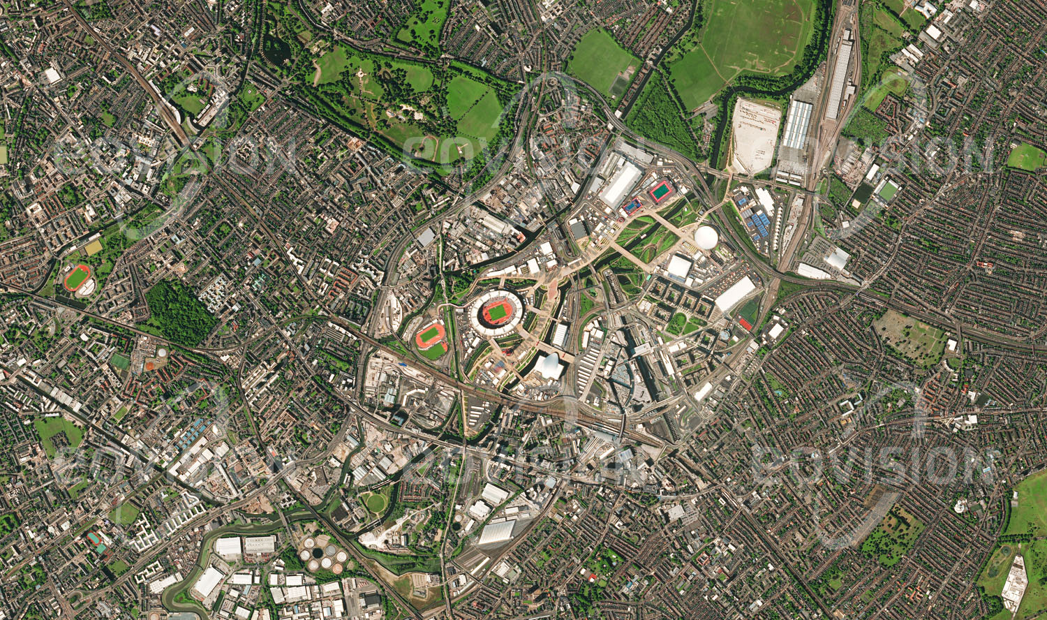 Das Satellitenbild 'LONDON - OLYMPIC AREA, Großbritannien' ist dem Bildband "Cities - Brennpunkte der Menschheit" entnommen. Die Sportanlagen des Olympic Parc wurden auf einem ehemaligen Industriegelände errichtet, nachdem London im Jahr 2005 den Zuschlag für die Olympischen Spiele 2012 erhalten hatte. Zu den Anlagen, die seit dem Abschluss der Spiele für andere sportliche Veranstaltungen genützt werden, gehört das Olympiastadion, das 80.000 Besuchern Platz bietet.