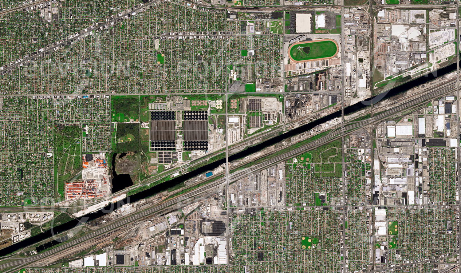 Das Satellitenbild 'STICKLEY - CHICAGO, USA' ist dem Bildband "Cities - Brennpunkte der Menschheit" entnommen. Die Aufbereitung von Abwasser ist eine der zentralen Aufgaben moderner Stadtverwaltungen. Die für die Abwässer eines großen Teils von Chicago zuständige Abwasseraufbereitungsanlage Stickney belegt eine Fläche von 2,3 Quadratkilometern und ist die größte der Welt. Seit ihrer Gründung im Jahr 1930 wurde die Anlage immer wieder auf die wachsenden Anforderungen hinsichtlich Abwassermenge angepasst sowie auf modernere und effektivere Reinigungsverfahren umgerüstet.