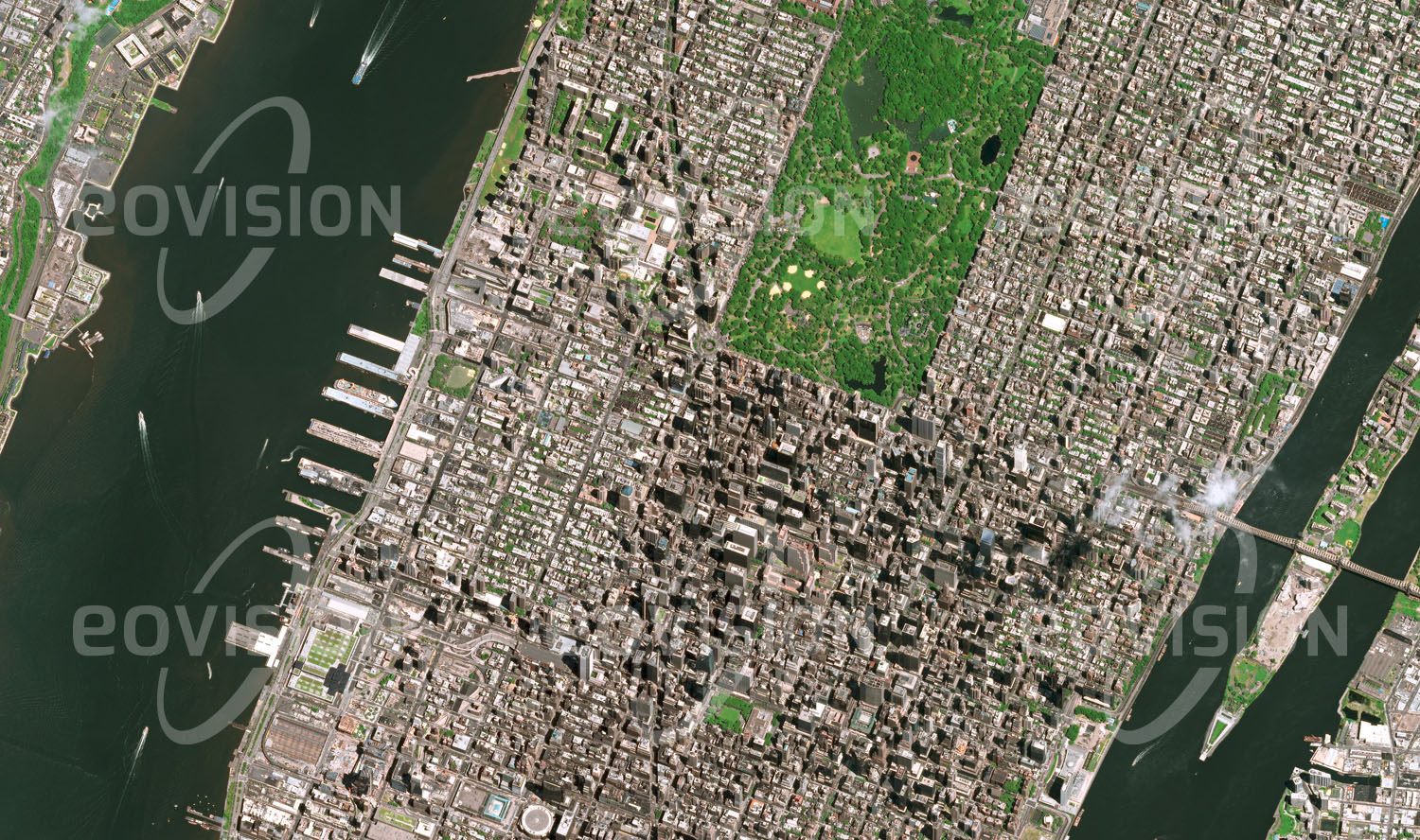 Das Satellitenbild 'NEW YORK - CENTRAL PARK, USA' ist dem Bildband "Cities - Brennpunkte der Menschheit" entnommen. Als künstliche Oase liegt der Central Park zwischen den Wolkenkratzern Manhattans, exakt eingepasst in die gerasterte Struktur der Stadt. Schon in der ersten Hälfte des 19. Jahrhunderts wurde der Bedarf an Freizeit- und Erholungsraum für die wachsende Bevölkerung deutlich. So entstand bis 1873 die acht Kilometer lange und 3,4 km² große Parkanlage des Central Parks mit seinen Wäldern, Wiesen und Seen, die von 40 Millionen Menschen im Jahr besucht wird.