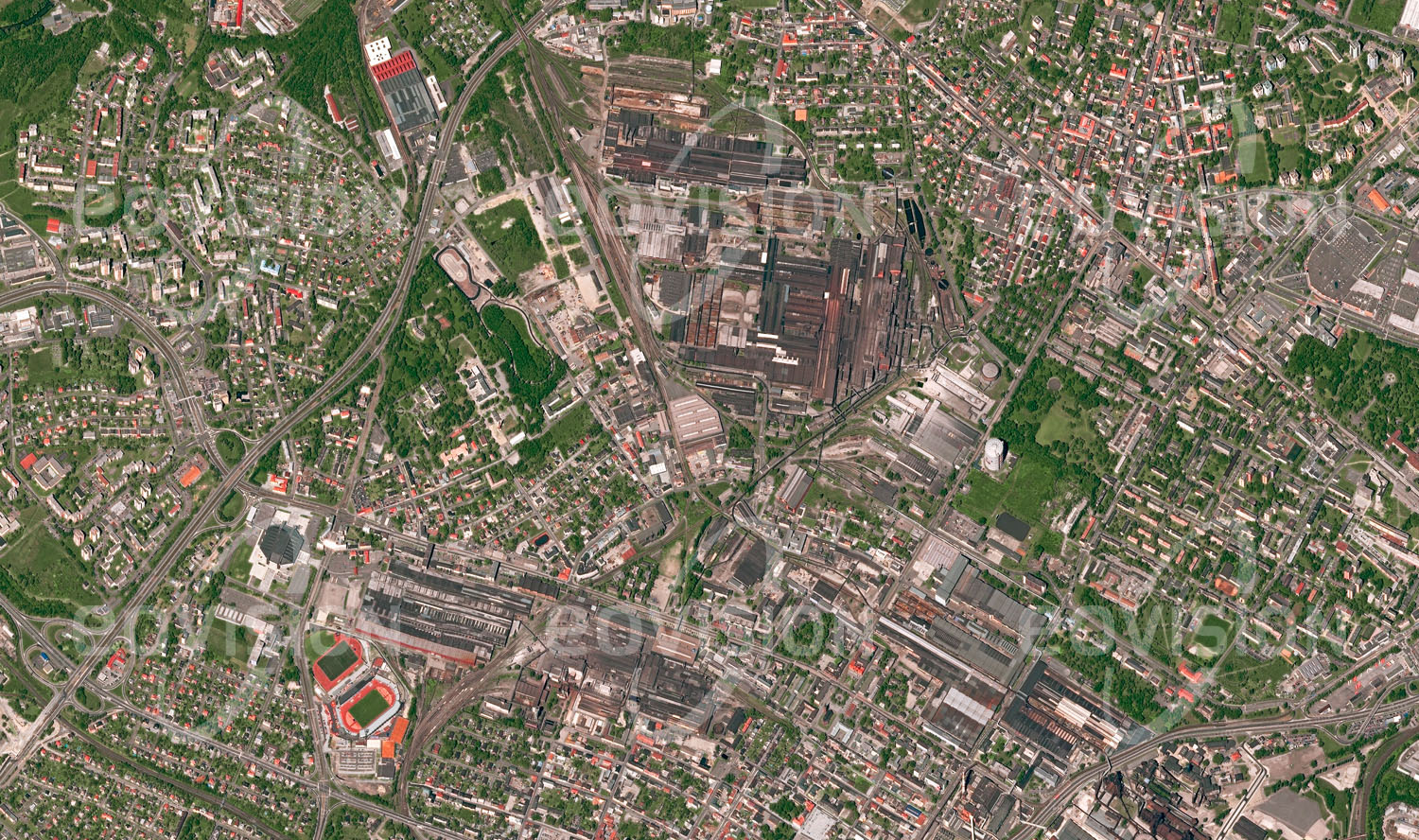 Das Satellitenbild 'OSTRAVA, Tschechien' ist dem Bildband "Cities - Brennpunkte der Menschheit" entnommen. Die tschechische Stadt ist ein Zentrum der Schwerindustrie und gehört zu den am stärksten verschmutzten Städten der Europäischen Union. Im Winter herrscht hier besonders oft Smog-Alarm, für den vor allem das Stahlwerk Nová huť verantwortlich ist. Die Industrie mit Kohlenförderung, Hüttenwerke, Schwermaschinenbau, Kokereien, Kraftwerke, Gaswerke und Chemieunternehmen ist einem starken Strukturwandel unterworfen, der eine große Herausforderung für die gesamte Region darstellt.