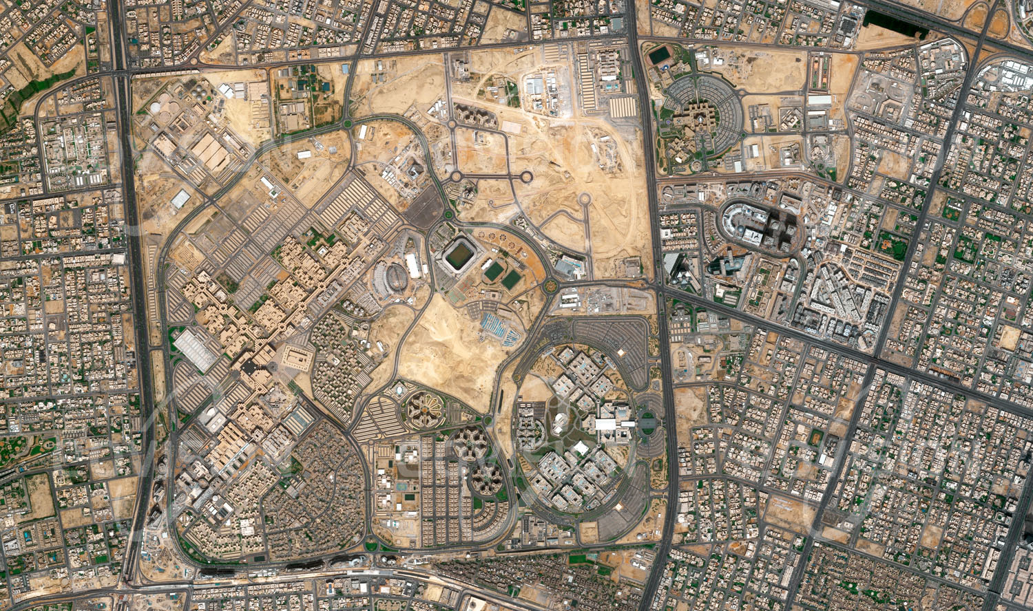 Das Satellitenbild 'RIYADH - KING SAUD UNIVERSITY, Saudi-Arabien' ist dem Bildband "Cities - Brennpunkte der Menschheit" entnommen. Die Bedeutung von Bildung und Forschung für moderne Gesellschaften kann nicht überschätzt werden. Sie ist auch im aktuellen nationalen Programm Saudi-Arabiens „Saudi Vision 2030“ festgehalten. Schon ab den 1980er Jahren wurde in der saudischen Hauptstadt Riyadh auf einem Quadrat von etwa 3 Kilometern Seitenlänge die King Saud University, die größte Universität des Landes, errichtet. Hier werden etwa 65.000 Studierende ausgebildet, wobei Frauen und Männer in strikt getrennten Bereichen der Universität studieren