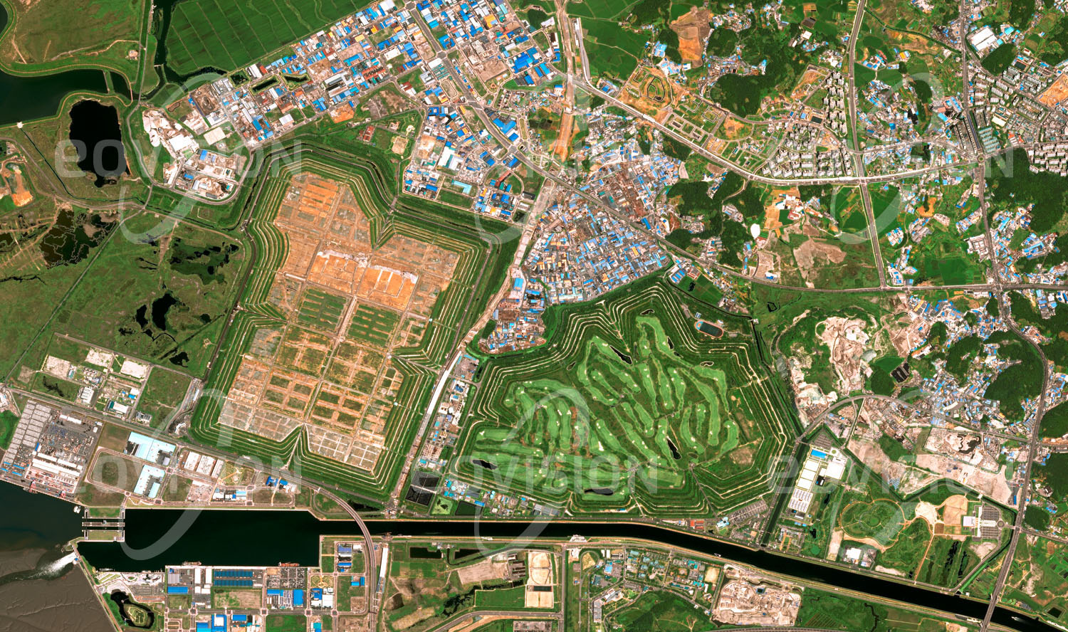 Das Satellitenbild 'SEOUL - SUDOKWON, Südkorea' ist dem Bildband "Cities - Brennpunkte der Menschheit" entnommen. An der Küste des Gelben Meeres liegt nahe bei Seoul, der Hauptstadt Südkoreas, die weltgrößte Abfalldeponie. Auf fast 20 km² Fläche sollen bis 2030 fast 230 Millionen Tonnen Müll aufbereitet und deponiert werden. Die Deponie ist Teil eines Konzepts, das die thermische Nutzung des Mülls und die Gewinnung von Energie aus Deponiegasen beinhaltet. Nach Erreichen der Kapazitätsgrenzen werden die Flächen anderweitig genutzt. So wurde auf einer bereits geschlossenen Fläche ein Golfplatz errichtet.