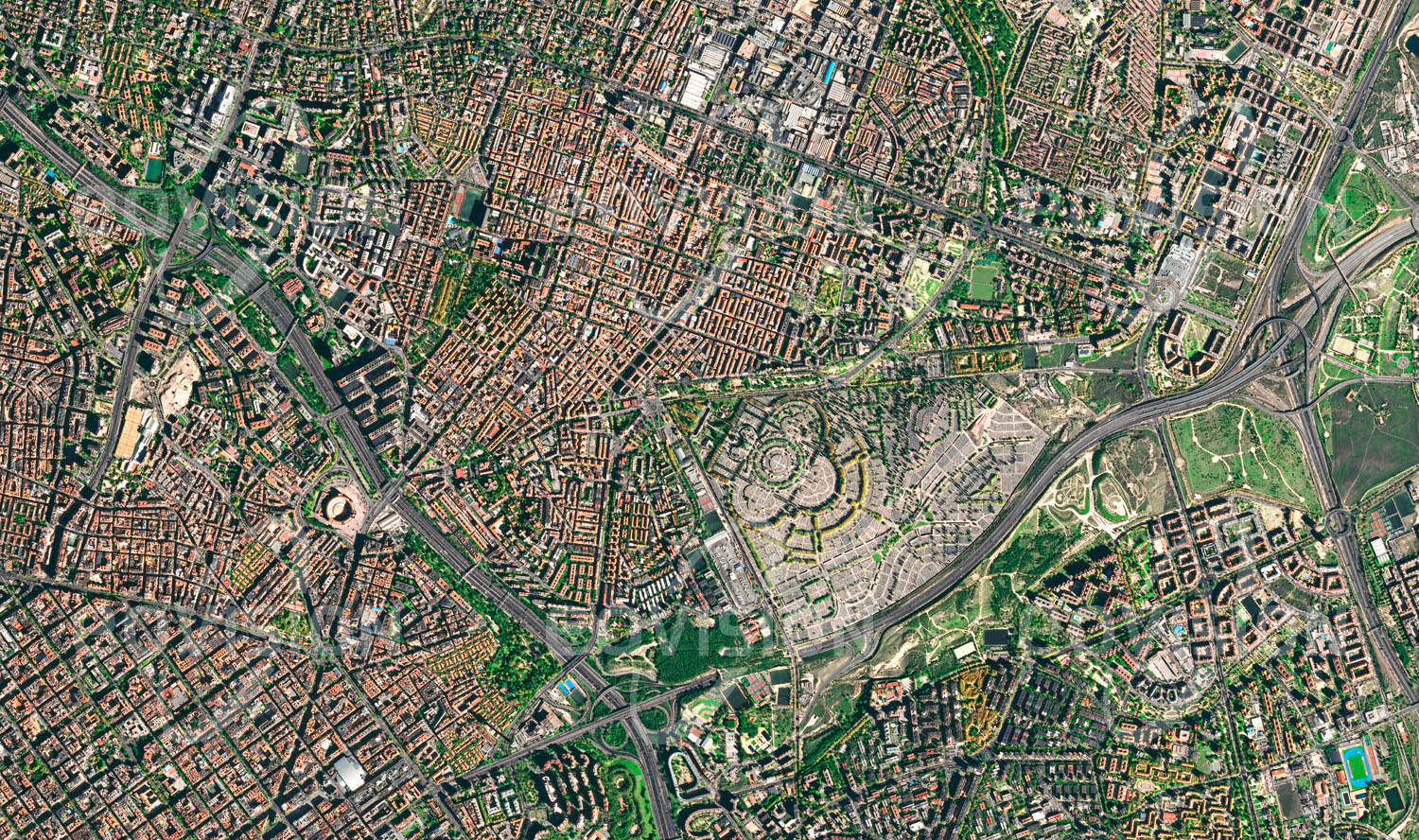 Das Satellitenbild 'MADRID, Spanien' ist dem Bildband "Cities - Brennpunkte der Menschheit" entnommen. Die Gründung Madrids geht auf die zweite Hälfte des 9. Jahrhunderts zurück, in die maurische Zeit Spaniens. Einen deutlichen Aufstieg erlebte die Stadt aber erst, als Philipp II. im Jahr 1561 seinen Hof hierher verlegte und Spanien die bedeutendste Macht der Welt wurde. Das Wachstum Madrids machte es um 1860 notwendig, die Verteidigungsmauern zu schleifen. Nordwestlich des Zentrums entstand so das Gründerzeitviertel Salamanca mit dem für diese Zeit charakteristischen rasterförmigen Grundriss und breiteren Straßen. Salamanca ist heute einer der wohlhabendsten Stadtteile Madrids.n