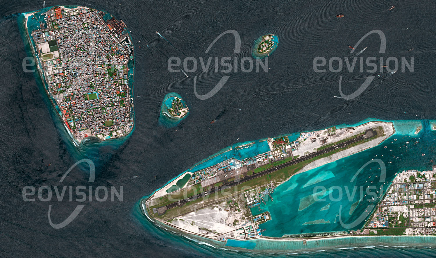 Das Satellitenbild 'MALÉ, Malediven' ist dem Bildband "Cities - Brennpunkte der Menschheit" entnommen. Malé, die Hauptstadt der Malediven, liegt inmitten des Indischen Ozeans auf vier Inseln des Kaafu-Atolls. Die knapp zwei Quadratkilometer große Hauptinsel ist dicht besiedelt und vollständig verbaut. Der Tsunami nach dem Seebeben vor Sumatra am 26. Dezember 2004 überflutete auch Malé, das sich nur wenig über den Meeresspiegel erhebt und mit seiner exponierten Lage auch für den Meeresspiegelanstieg durch den Klimawandel anfällig ist.