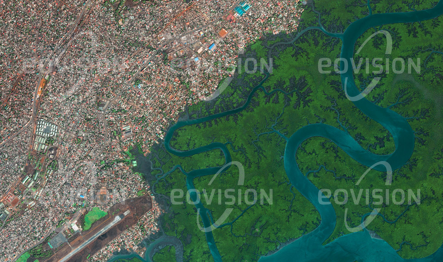 Das Satellitenbild 'CONACRY, Guinea' ist dem Bildband "Cities - Brennpunkte der Menschheit" entnommen. Die früher als „Paris Afrikas“ bezeichnete Stadt kämpft mit Herausforderungen infolge von Korruption und Missmanagement, unter denen nicht nur die städtische Infrastruktur leidet. Die Mangrovensümpfe, die Conakry säumen, werden laut UNEP (Umweltprogramm der Vereinten Nationen) durch Schlägerung von Brennholz und Trockenlegen für die Landwirtschaft beeinträchtigt.