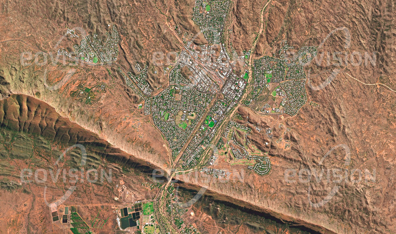 Das Satellitenbild 'ALICE SPRINGS, Australien' ist dem Bildband "Cities - Brennpunkte der Menschheit" entnommen. Im Zentrum Australiens, etwa 1500 Kilometer von den größeren Städten Australiens entfernt, liegt Alice Springs in einer Oase am Durchbruch des meist trockenen Todd River durch die MacDonnell Range. Wegen des heißen, wasserarmen Wüstenklimas findet sich abseits der Oase nur spärliche Gras- und Strauchvegetation. Die Region ist seit vielen Jahrtausenden durch Aborigines besiedelt, die auch einen wichtigen Anteil der Bevölkerung von mehr als 28.000 Einwohnern stellen.