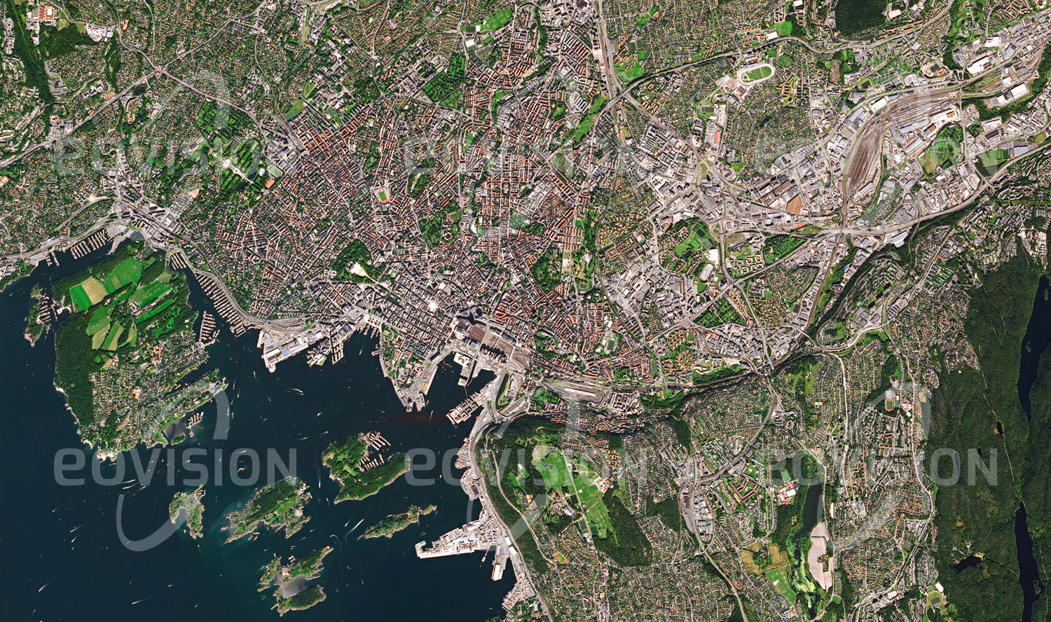 Das Satellitenbild 'OSLO, Norwegen' ist dem Bildband "Cities - Brennpunkte der Menschheit" entnommen. Die Hauptstadt Norwegens nimmt seit Jahren Spitzenränge ein, wenn es um Lebensqualität geht. Damit verbunden sind jedoch auch Spitzenplätze bei den Lebenshaltungskosten. Im Jahr 2011 war Oslo nach Tokio die zweitteuerste Stadt der Welt. Diese Stellung verdankt Oslo seiner Lage, die es seit Jahrhunderten zu einer wichtigen Stadt im nordeuropäischen Seehandel macht, und dem Nordseeöl, das für Norwegen und damit auch Oslo eine wichtige Einnahmequelle ist.