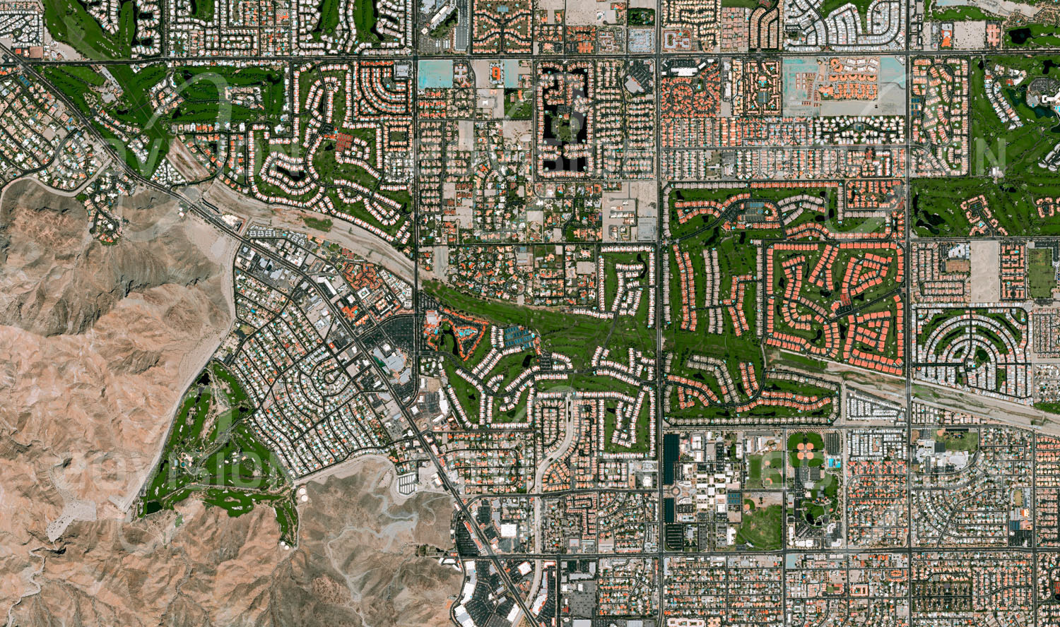 Das Satellitenbild 'PALM SPRINGS, USA' ist dem Bildband "Cities - Brennpunkte der Menschheit" entnommen. Die kalifornische Wüstenstadt wurde wegen ihrer heißen Quellen und ihres angenehmen Winterklimas zu einem Ziel für den Gesundheitstourismus und wird im Winter auch von zahlreichen Rentnern bewohnt. Wegen der Wüstenlage ist Wasser, das zu 95 Prozent aus Grundwasser gedeckt wird, ein wichtiges Thema. Da die natürlichen Regenmengen zu gering sind, wird für das Wiederauffüllen der Grundwasserreserven Wasser aus dem Colorado River Aqueduct verwendet.