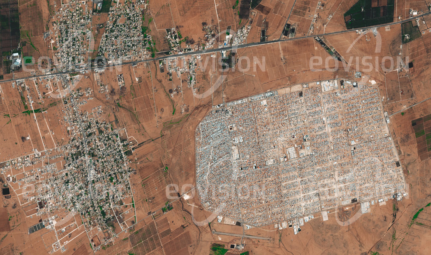 Das Satellitenbild 'AZ-ZAATARI, Jordanien' ist dem Bildband "Cities - Brennpunkte der Menschheit" entnommen. Kriegerische Konflikte sind der häufigste Grund, dass Menschen ihre Heimat verlassen, und so wie Konflikte sind auch Flüchtlingslager kein neues Phänomen. Az-Zaatari im Norden Jordaniens gehört mit fast 80.000 Bewohnern zu den größten Flüchtlingslagern der Welt. Es entstand ab 2012 als Folge des syrischen Bürgerkriegs, durch den bis 2015 fast 12 Millionen Menschen vertrieben wurden. Unter der Leitung des UNHCR (Flüchtlingswerk der Vereinten Nationen) ist eine große Zahl internationaler und nationaler jordanischer Organisationen mit der Verwaltung des Lagers beschäftigt, das sich immer mehr zu