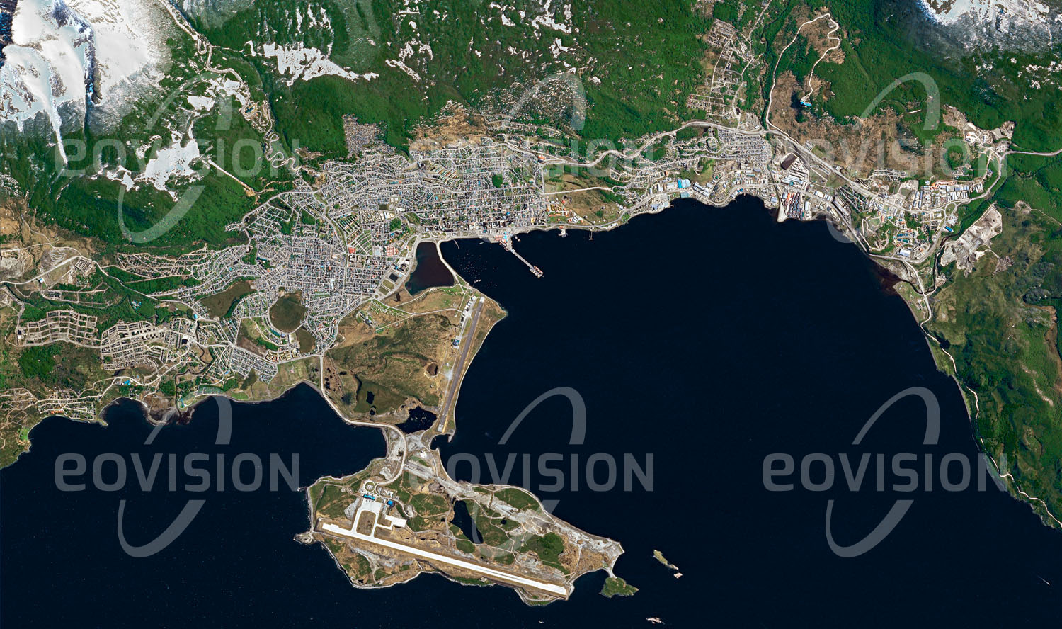 Das Satellitenbild 'USHUAIA, Argentinien' ist dem Bildband "Cities - Brennpunkte der Menschheit" entnommen. Am Endpunkt des von Alaska nach Feuerland führenden Pan-American-Highways liegt Ushuaia. Die Hauptstadt der argentinischen Provinz Tierra del Fuego gilt als südlichste Stadt der Erde. In der seit etwa 10.000 Jahren besiedelten Region am Beagle-Kanal wurde um 1870 von britischen Missionaren eine erste Siedlung gegründet. Heute leben die Einwohner von Fischerei, Öl- und Gasförderung sowie vom Tourismus, der die besondere Lage der Stadt nahe der Antarktis ausnützt. Wegen dieser Lage ist Ushuaia auch eine der teuersten Städte Südamerikas.