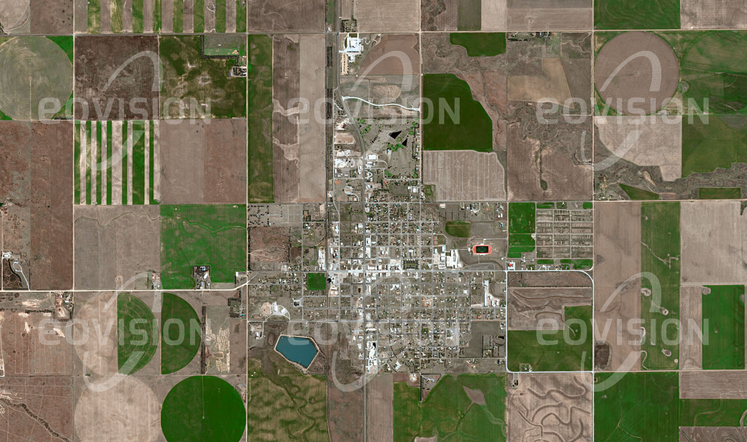 Das Satellitenbild 'GREENSBURG, USA' ist dem Bildband "Cities - Brennpunkte der Menschheit" entnommen. Aufmerksamkeit erlangte die Kleinstadt in Kansas, USA, als sie im Mai 2007 durch einen Tornado dem Erdboden gleich gemacht wurde. Mehr als 95 Prozent der Gebäude wurden zerstört, die Spuren sind im lückenhaften Stadtbild gut zu erkennen. Der Stadtrat von Greensburg ergriff die Chance und entschied sich für einen „grünen“ Wiederaufbau, der fortschrittlichen Umweltstandards folgt, etwa durch die Versorgung mit elektrischer Energie durch Windkraftwerke.