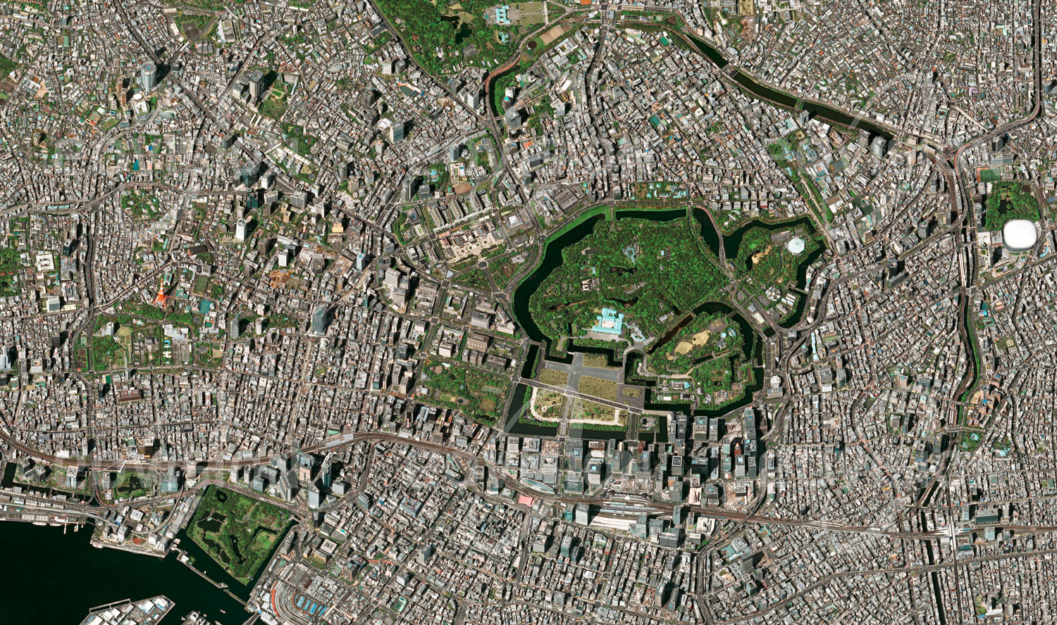 Das Satellitenbild 'TOKYO - IMPERIAL PALACE, Japan' ist dem Bildband "Cities - Brennpunkte der Menschheit" entnommen. Eingebettet in die ausgedehnte Stadtfläche Tokios liegt der Kaiserpalast mit den Parkanlagen. Wegen des Wachstums der Stadt und des beschränkten Angebots zählen die Immobilienpreise Tokios zu den höchsten der Welt. In diesem Umfeld für ausreichend Wohnraum und leistungsfähige Infrastruktur zu sorgen ist eine herausfordernde Aufgabe für die Stadtregierung und -verwaltung.