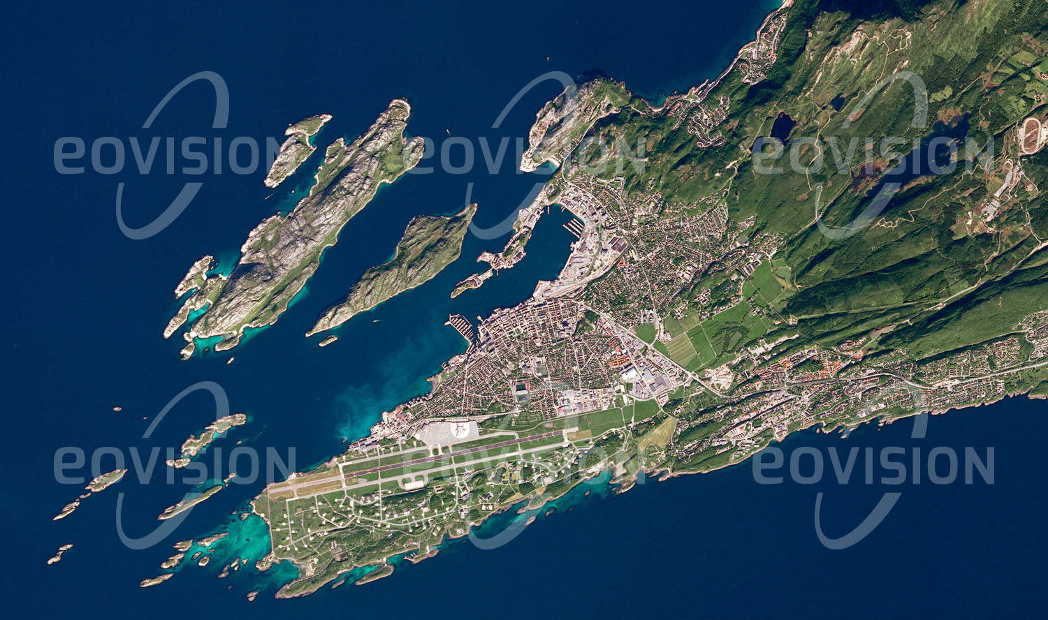 Das Satellitenbild 'BODØ, Norwegen' ist dem Bildband "Cities - Brennpunkte der Menschheit" entnommen. Das nordnorwegische Bodø liegt auf einer Halbinsel zwischen Nordmeer und den Ausläufern der Skanden. Die durch diese Lage bedingte Einschränkung der Entwicklungsmöglichkeiten steht dem Wachstum der Stadt entgegen, das unter anderem von der durch den Klimawandel bedingten Zunahme des Seeverkehrs auf den Nordmeerrouten herrührt. Aus diesem Grund soll der Flughafen verlegt werden, wodurch sich die Siedlungsfläche von Bodø fast verdoppelt.