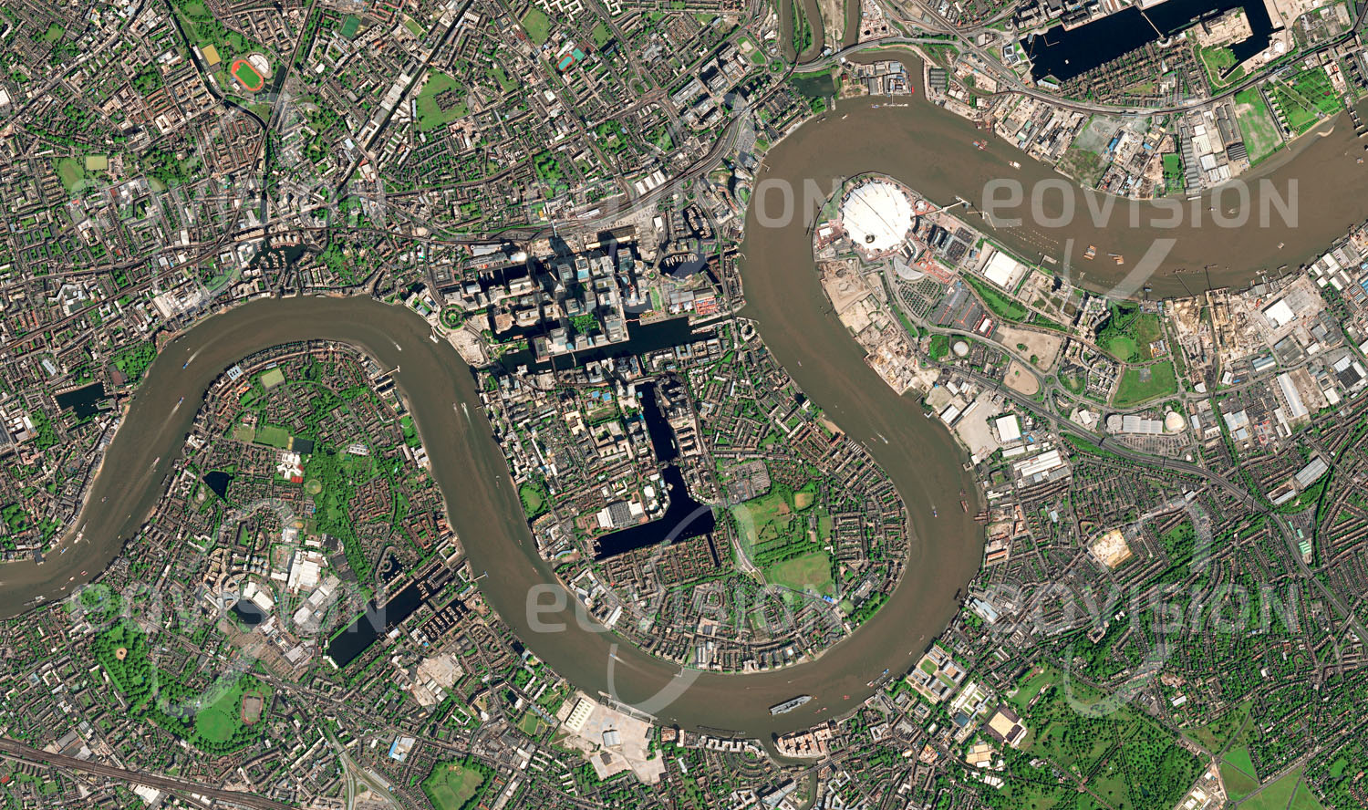 Das Satellitenbild 'LONDON - CANARY WHARF, Großbritannien' ist dem Bildband "Cities - Brennpunkte der Menschheit" entnommen. Städte müssen ständig an geänderte Bedingungen angepasst werden. In London führte der Rückgang des Seehandels dazu, dass bis 1980 die Docks von Canary Wharf an der Themse geschlossen wurden und das Gelände brach lag. Ende der 1980er Jahre begann man mit der Umsetzung eines Masterplans, der die Anbindung an das U-Bahn-Netz und den Bau von Bürogebäuden vorsah. Trotz Rückschlägen infolge einer Immobilienkrise hat sich Canary Wharf als erfolgreiches Stadterneuerungsprojekt erwiesen.