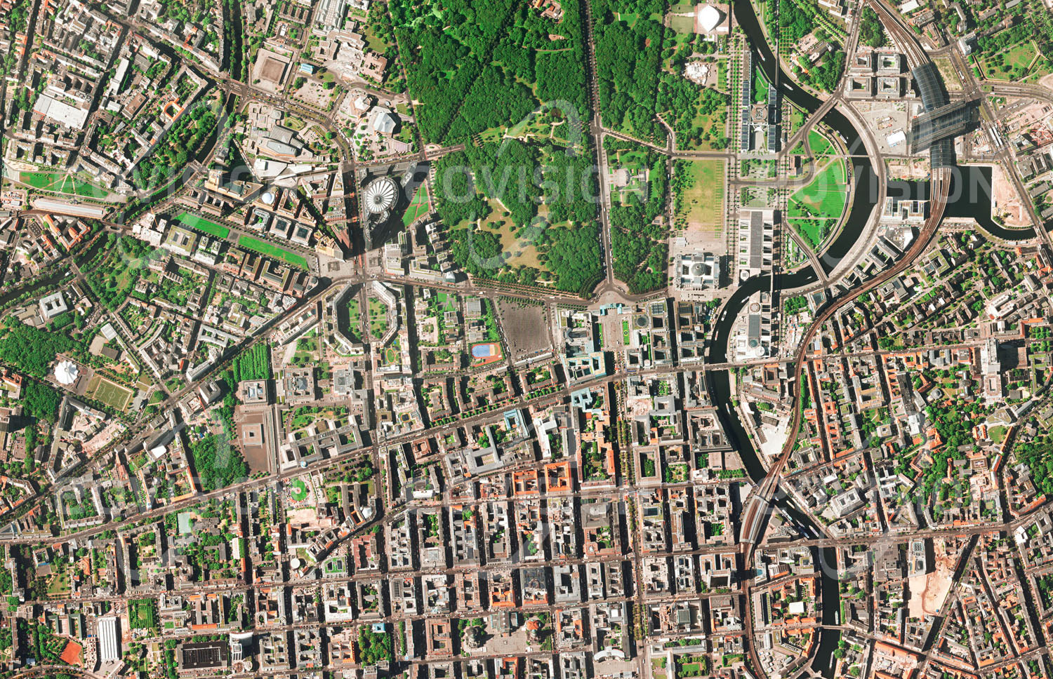 Das Satellitenbild 'BERLIN, Deutschland' ist dem Bildband "Europa - Kontinent der Vielfalt" entnommen. Durch die Teilung nach dem Zweiten Weltkrieg hatte die ursprüngliche Reichshauptstadt Berlin viel von ihrer Be­deutung verloren. Als Berlin nach der Wiedervereinigung 1990 erneut deutsche Hauptstadt wurde, begann eine intensive Entwicklung. Die Bevölkerung wuchs auf derzeit etwa 3,5 Millionen Einwohner. Die gestiegene Bedeutung der Stadt verdeutlicht auch das neu errichtete Regierungs­viertel nördlich des Tiergartens.