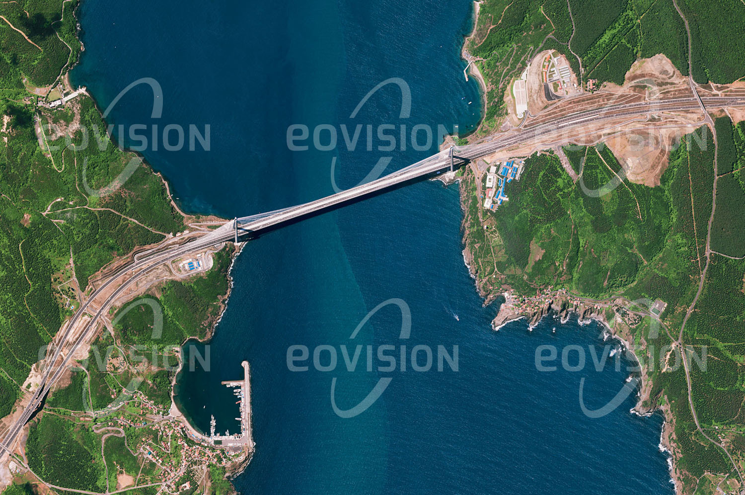 Das Satellitenbild 'POYRAZ, Türkei' ist dem Bildband "Europa - Kontinent der Vielfalt" entnommen. Über Jahrtausende konnte die Meeresenge des Bosporus ausschließlich mit Schiffen überwunden werden, ein Umstand, der vor allem die Stadt Istanbul in ihrer Entwicklung hemmte. Im Jahr 1973 wurde eine erste Hängebrücke über den Bosporus eröffnet. Mittlerweile existieren drei Brücken, deren letzte als eine der größten Hängebrücken der Welt im Jahr 2016 bei Poyraz nahe der nördlichen Einfahrt in den Bosporus eröffnet wurde. Zusätzliche Verkehrsverbindungen sind seit 2013 durch einen Eisenbahntunnel und seit 2016 durch einen Straßentunnel gegeben. n