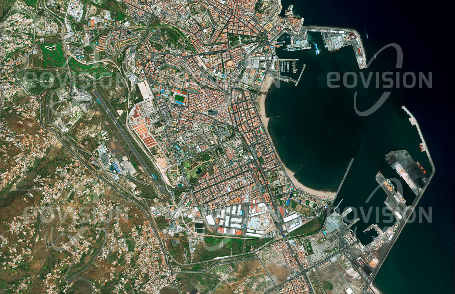 Das Satellitenbild 'MELILLA, Spanien' ist dem Bildband "Europa - Kontinent der Vielfalt" entnommen. Das an der afrikanischen Mittelmeerküste gelegene Melilla ist seit Jahrhunderten ein Teil Spaniens, ähnlich Ceuta, das etwas weiter westlich liegt. Lange spielte der spezielle Status Melillas als Freihafen eine wichtige Rolle für den Handel, heute ist die Fischerei der bedeutendste Wirtschaftsfaktor. In den europäischen Medien findet Melilla vor allem im Zusammenhang mit illegaler Immigration Erwähnung. Trotz eines sechs Meter hohen, mit modernen technischen Mitteln geschützten Doppelzaunes überwinden immer wieder Migranten die Grenze nach Europa. n