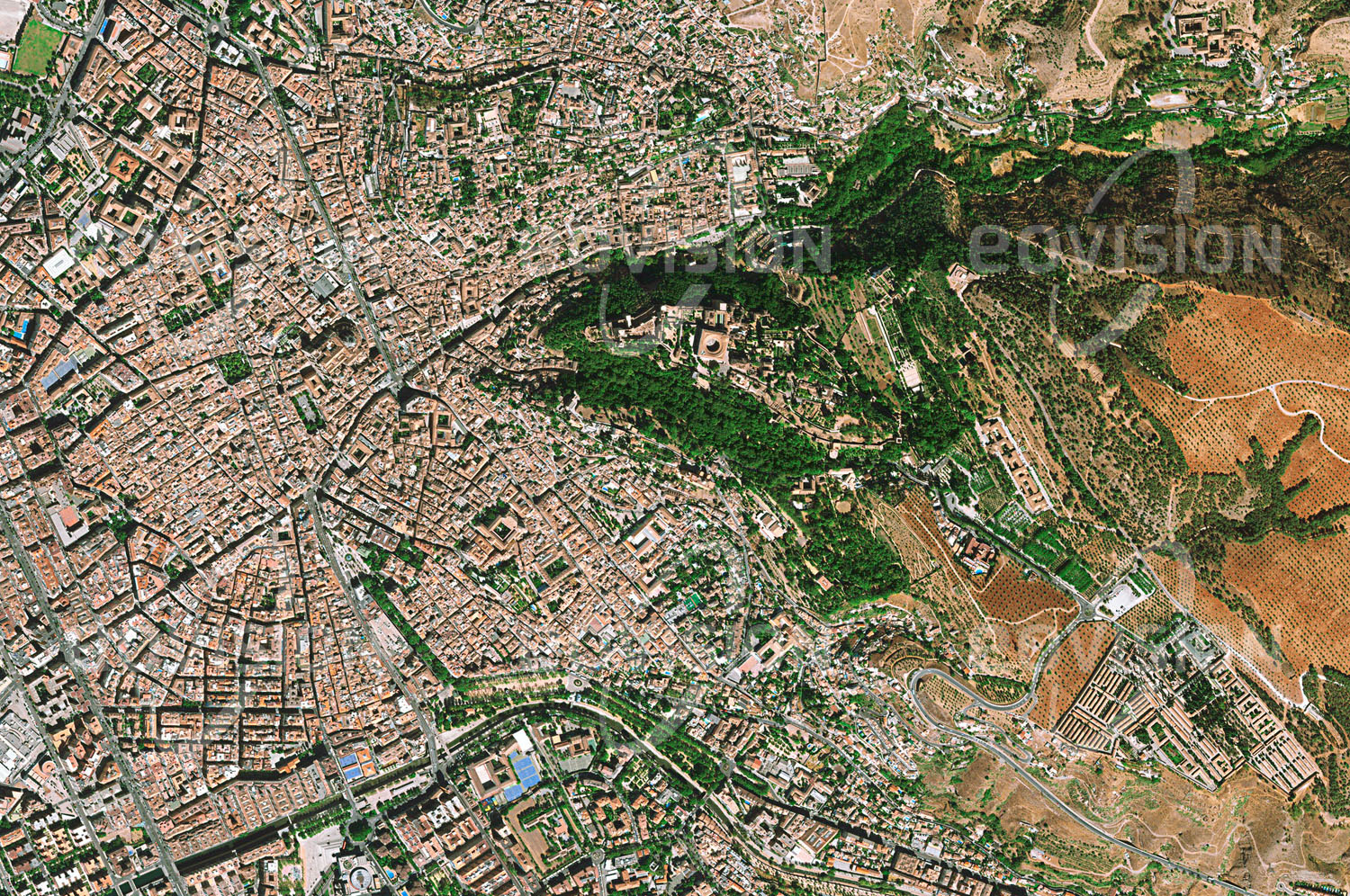 Das Satellitenbild 'GRANADA, Spanien' ist dem Bildband "Europa - Kontinent der Vielfalt" entnommen. Granada ist ein Musterbeispiel einer von einer langen, wechselvollen Geschichte geprägten Stadt. Nach Jahrhunderten unter römischer, vandalischer und westgotischer Herrschaft fiel es im Jahr 711 an die Mauren, die bald den Großteil der Iberischen Halbinsel, Al-Andalus genannt, beherrschten. Granada fiel 1492 als letzte Stadt während der Reconquista an das Königreich Kastilien — kurz vor Columbus‘ Landung in der Neuen Welt. Berühmt ist die Festung Alhambra, in deren Architektur sich einige Epochen der Stadt wiederfinden.n