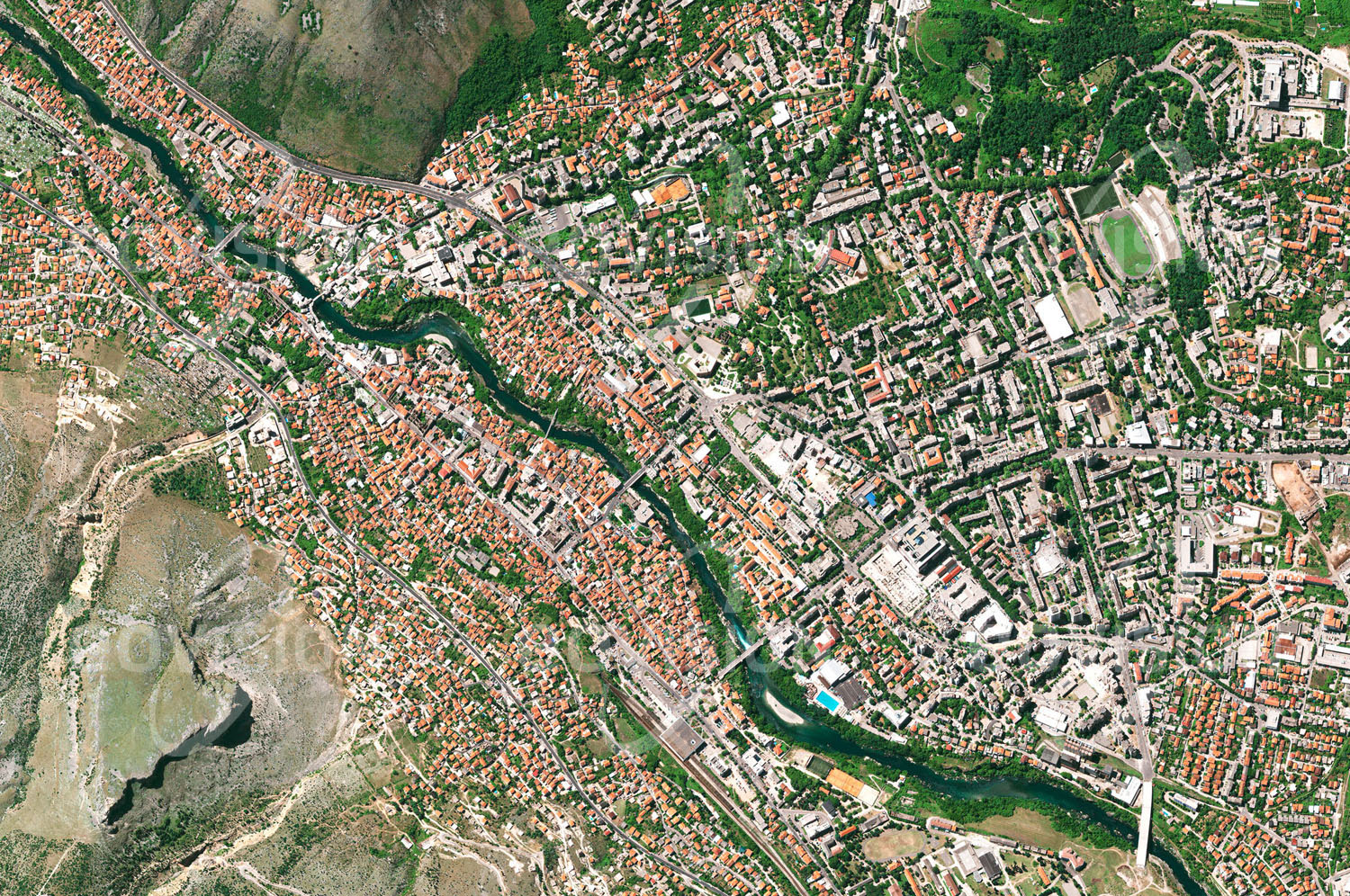 Das Satellitenbild 'MOSTAR, Bosnien-Herzegowina' ist dem Bildband "Europa - Kontinent der Vielfalt" entnommen. Die herzegowinische Stadt Mostar wurde durch die Auseinandersetzungen um die Unabhängigkeit Bosnien-Herzegowinas zwischen 1992 und 1995 bekannt, die hier etwa 2000 Todesopfer forderten. Besondere Aufmerksamkeit erlangte die Zerstörung der alten Steinbrücke, die um die Mitte des 16. Jahrhunderts von den Osmanen erbaut wurde und sich in einem Bogen 29 Meter weit über die Neretva spannte. Wegen ihres architektonischen Werts und ihrer symbolischen Bedeutung für den Zusammenhalt der Bevölkerung wurde die Brücke rekonstruiert und 2004 wieder eröffnet.n