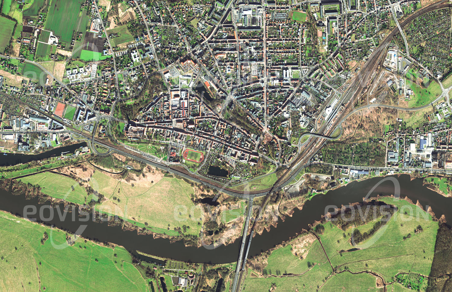 Das Satellitenbild 'WITTENBERG, Deutschland' ist dem Bildband "Europa - Kontinent der Vielfalt" entnommen. Die Reformation, die in Wittenberg an der Elbe mit Martin Luthers 95 Thesen ihren Ausgang nahm, hatte für Europas politische Landschaft und für das Selbstverständnis der Menschen in Europa prägende Auswirkungen. Höhepunkt der erbitterten machtpolitischen Kämpfe war der erst 1648 durch den Westfälischen Frieden beendete Dreißigjährige Krieg.n