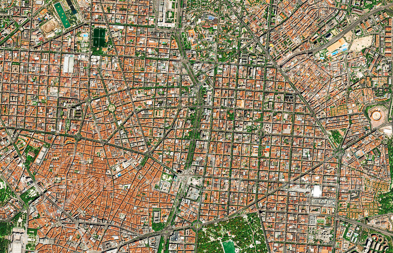 Das Satellitenbild 'MADRID, Spanien' ist dem Bildband "Europa - Kontinent der Vielfalt" entnommen. Die würdevolle Bestattung der Verstorbenen einer Gemeinschaft ist fast allen Kulturen wichtig und bedingt abhängig von den jeweiligen Gebräuchen unterschiedlich großen Platzbedarf. Der Cemeterio de Nuestra Señora de La Almudena im Osten Madrids ist mit einer Fläche von 120 Hektar einer der größten Friedhöfe Europas. Mehr als fünf Millionen Menschen wurden hier seit seiner Eröffnung im Jahr 1884 beigesetzt.