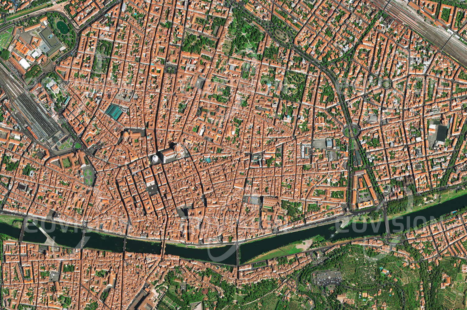 Das Satellitenbild 'FLORENZ, Italien' ist dem Bildband "Europa - Kontinent der Vielfalt" entnommen. Zwar wurden in Florenz auch Funde aus etruskischer Zeit gemacht, dennoch geht die heutige Stadt am Arno auf eine Gründung durch Cäsar für Veteranen seiner Legionen zurück. Die Hauptstadt der Toskana war schon im Mittelalter ein wichtiges Handels- und Finanzzentrum und eine der weltweit reichsten Städte. Unter der Herrschaft der Medici wurde Florenz zur Wiege der Renaissance, in der Persönlichkeiten der europäischen Kulturgeschichte wie Petrarca, Dante, Leonardo da Vinci, Machiavelli und Boccaccio wirkten. Kurzzeitig war Florenz sogar Hauptstadt des Königreichs Italien. Heute ist die Altstadt m